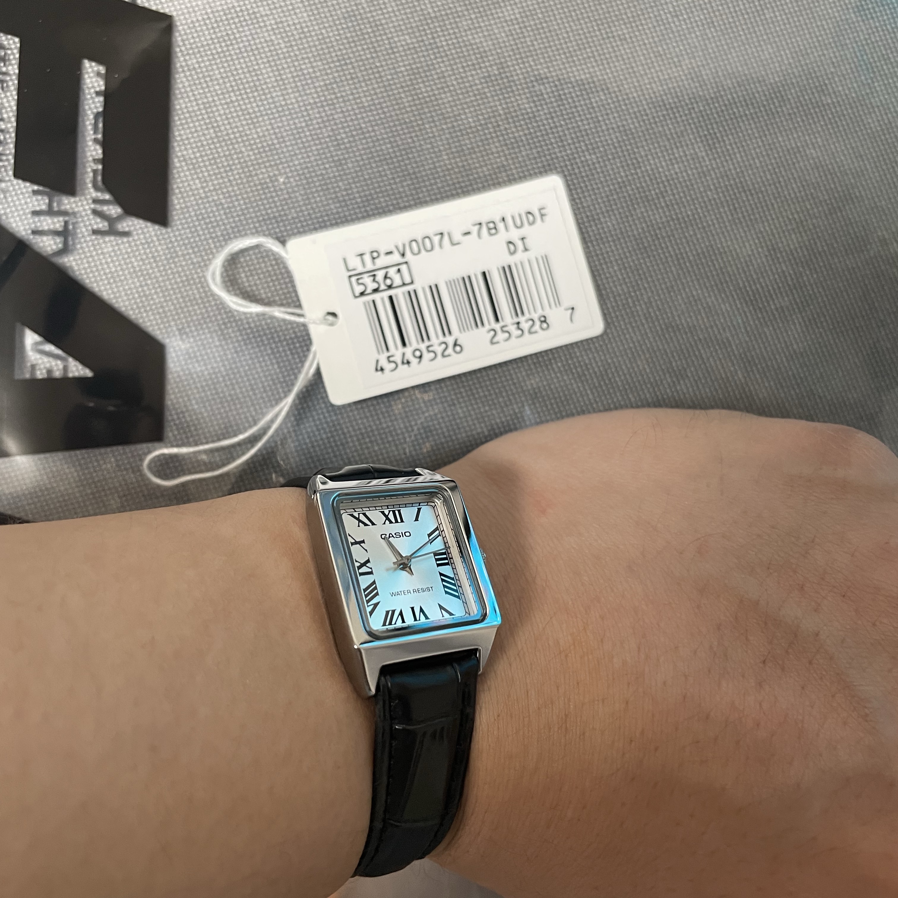 Casio LTP-V007L-7B1, Oofos OOriginal Black 착용 스타일 - 1