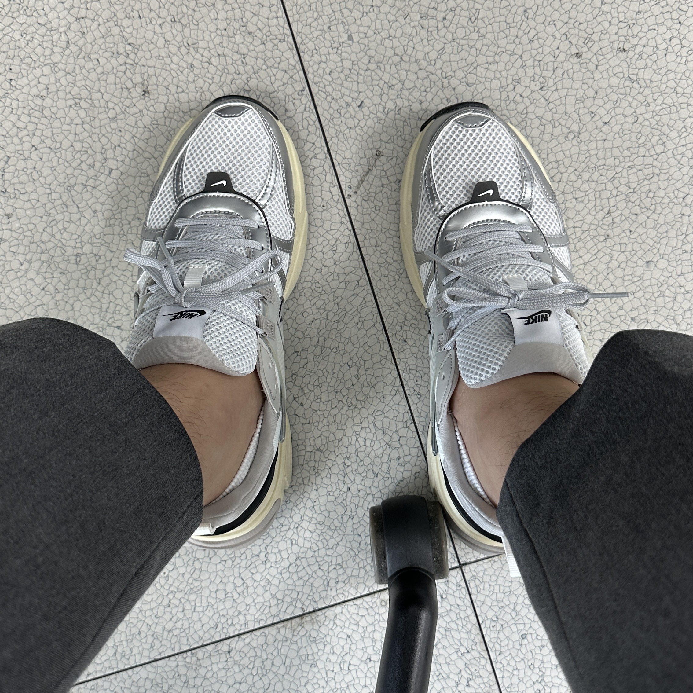Nike V2K Run Pure Platinum Light Iron Ore 착용 스타일