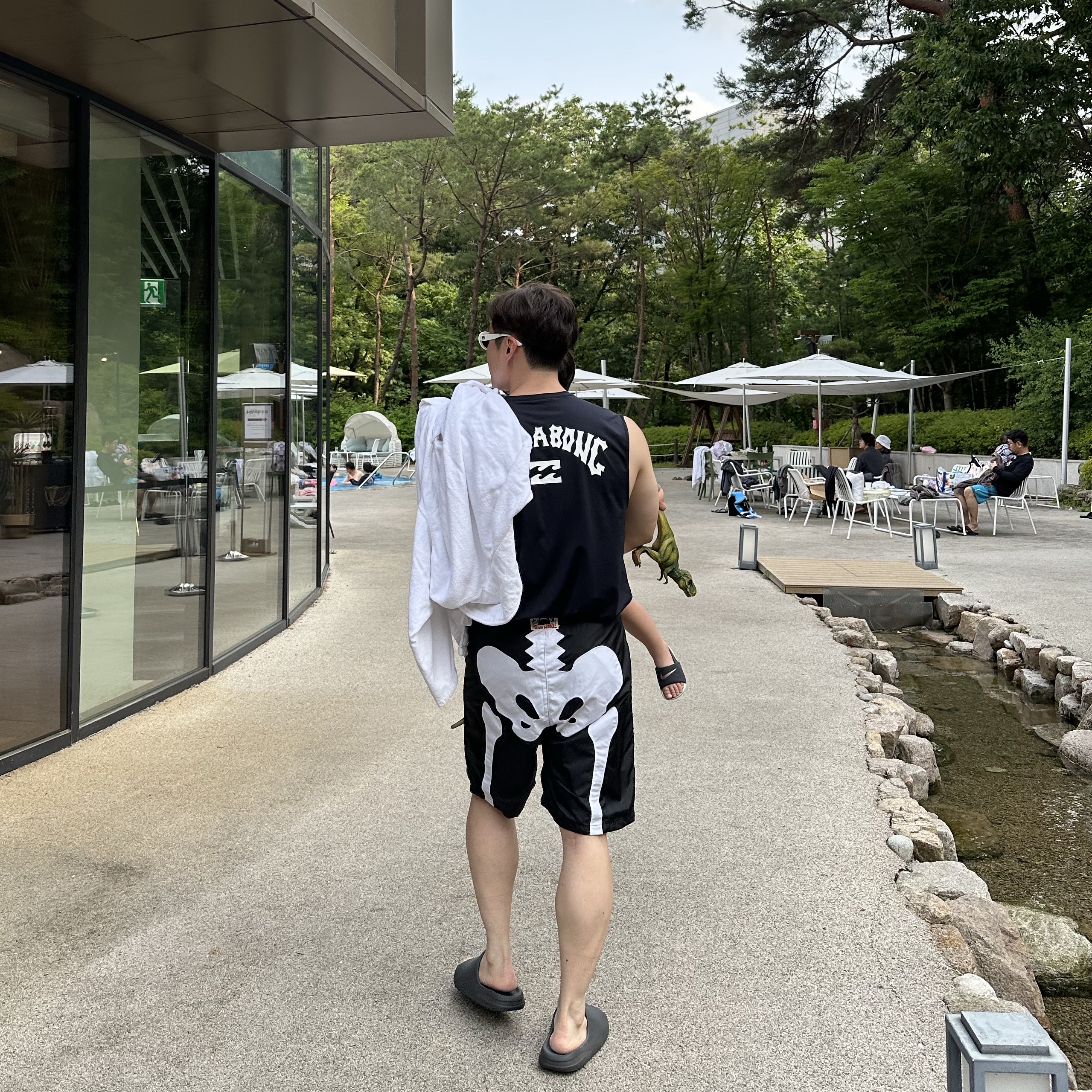 Kapital Nylon Bone Swimsuit Black, Adidas Yeezy Slide Dark Onyx 2024 착용 스타일 - 3
