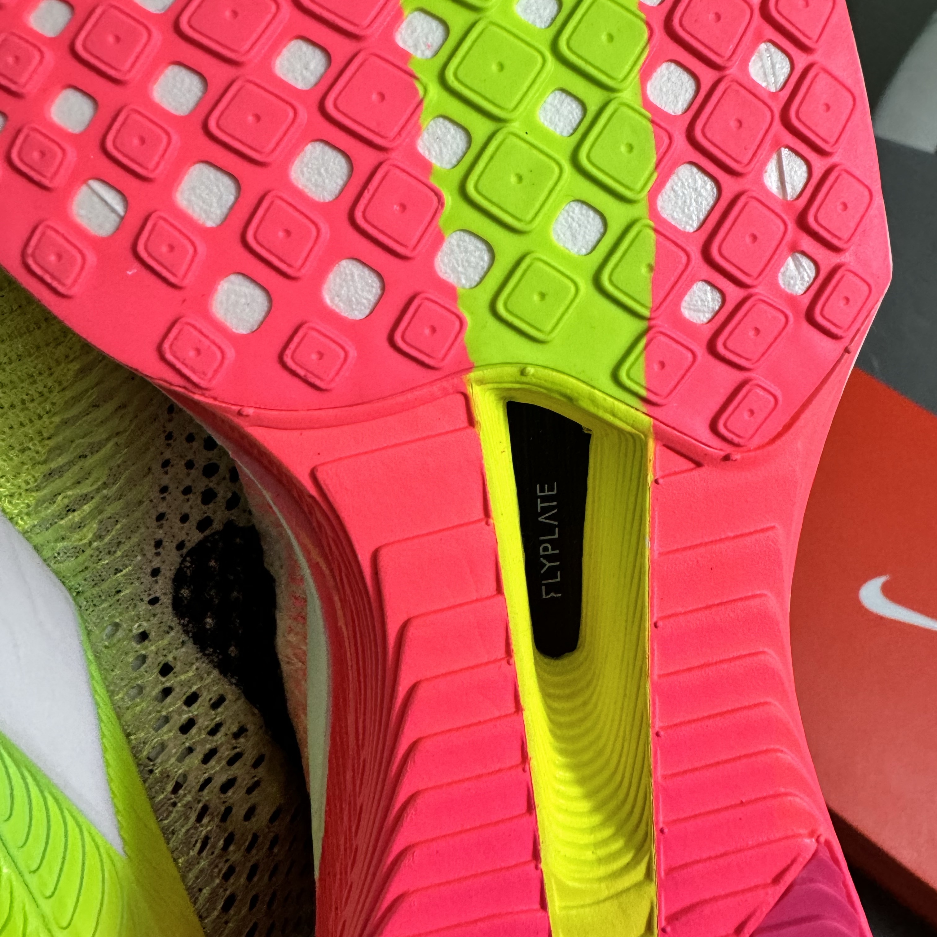 Nike ZoomX Vaporfly Next% 3 FK Luminous Green Black 착용 스타일 - 3