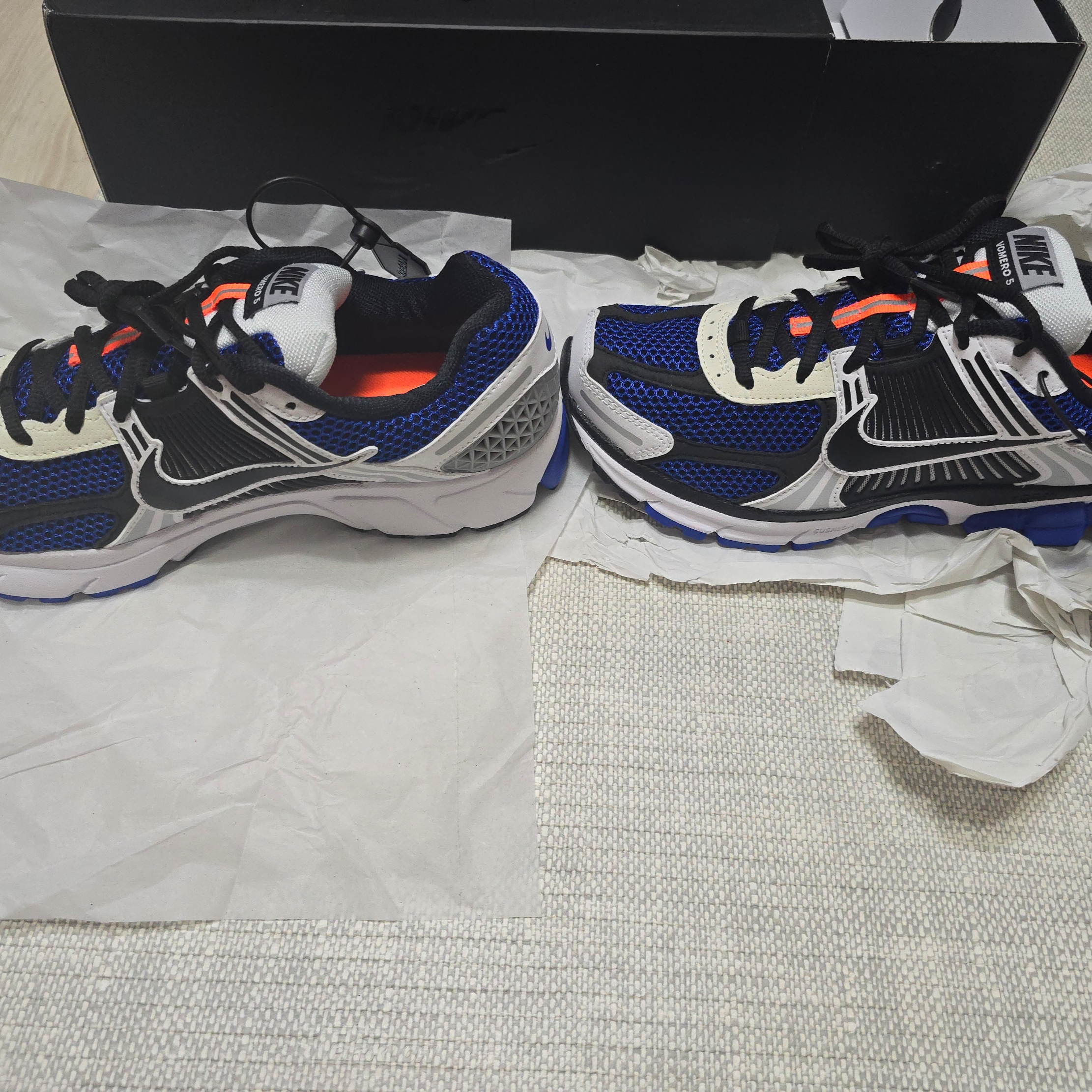 Nike Zoom Vomero 5 White Racer Blue Black 착용 스타일 - 2