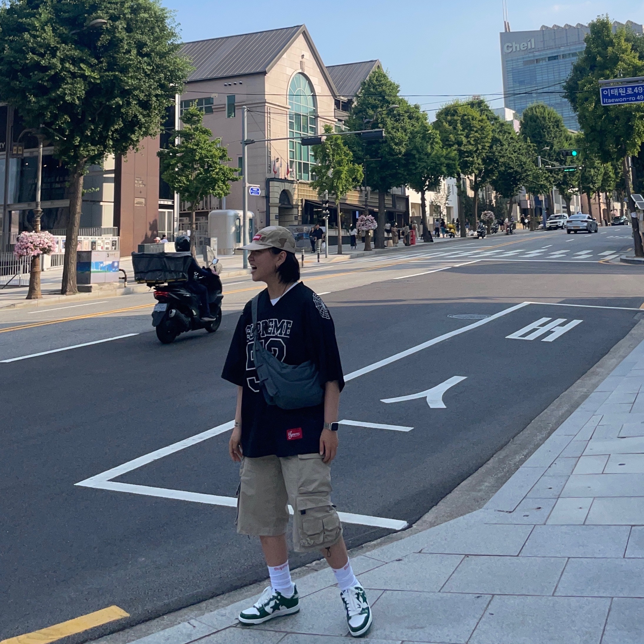 Supreme Spiderweb Football Jersey Black - 24SS, Supreme Hanes Crew Socks White (4 Pack) 착용 스타일 - 2