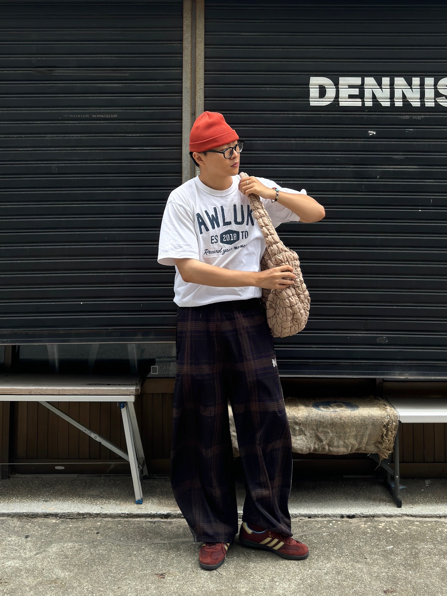 Adidas x Wales Bonner Nylon Samba Fox Brown Sandy Beige, COS Quilted Oversized Shoulder Bag Beige 착용 스타일 - 3