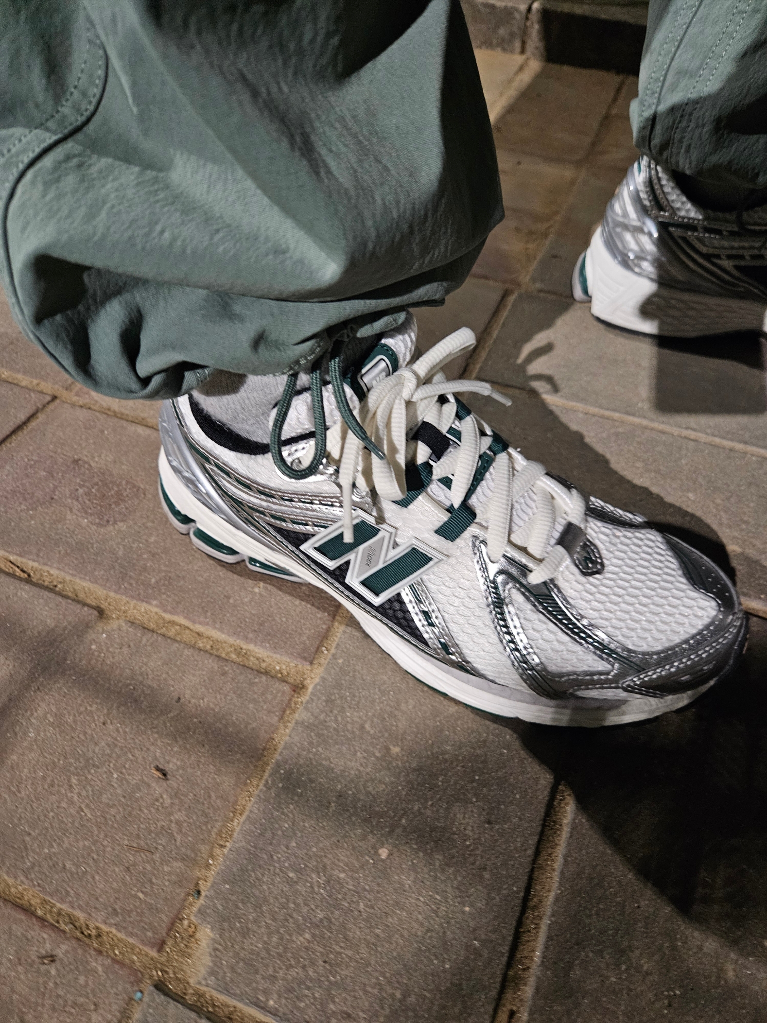 New Balance 1906R Silver Metallic Green 착용 스타일 - 3