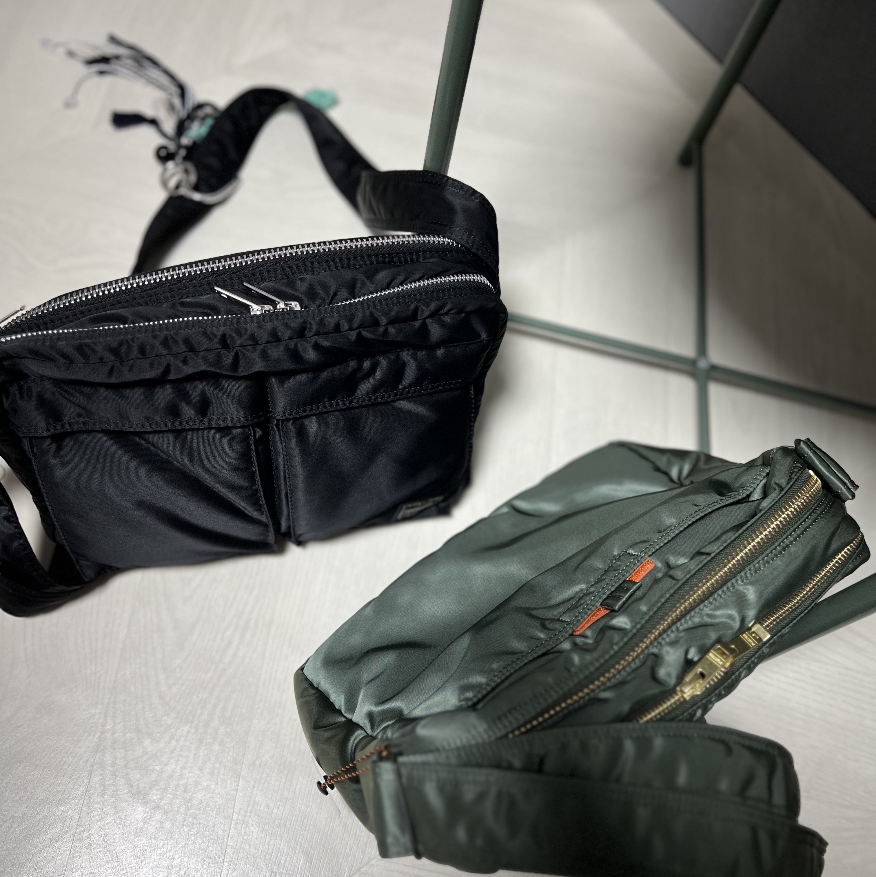 Porter All New Tanker Sling Bag Zip L Sage Green 착용 스타일