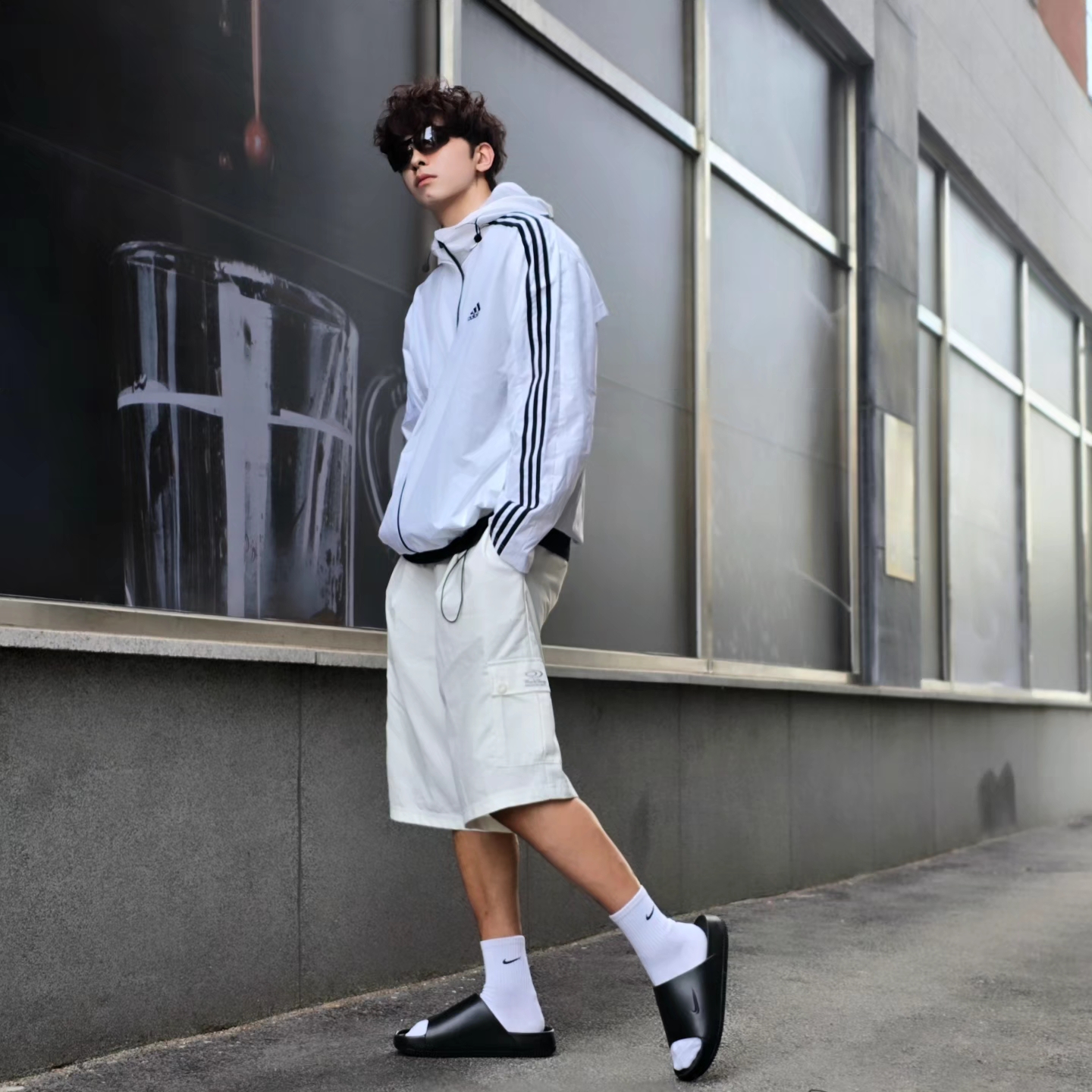 Adidas Essential 3S Woven Windbreaker Jacket White - KR Sizing, Adidas Adicolor Classics Trefoil T-Shirt Black - US Sizing 착용 스타일 - 1