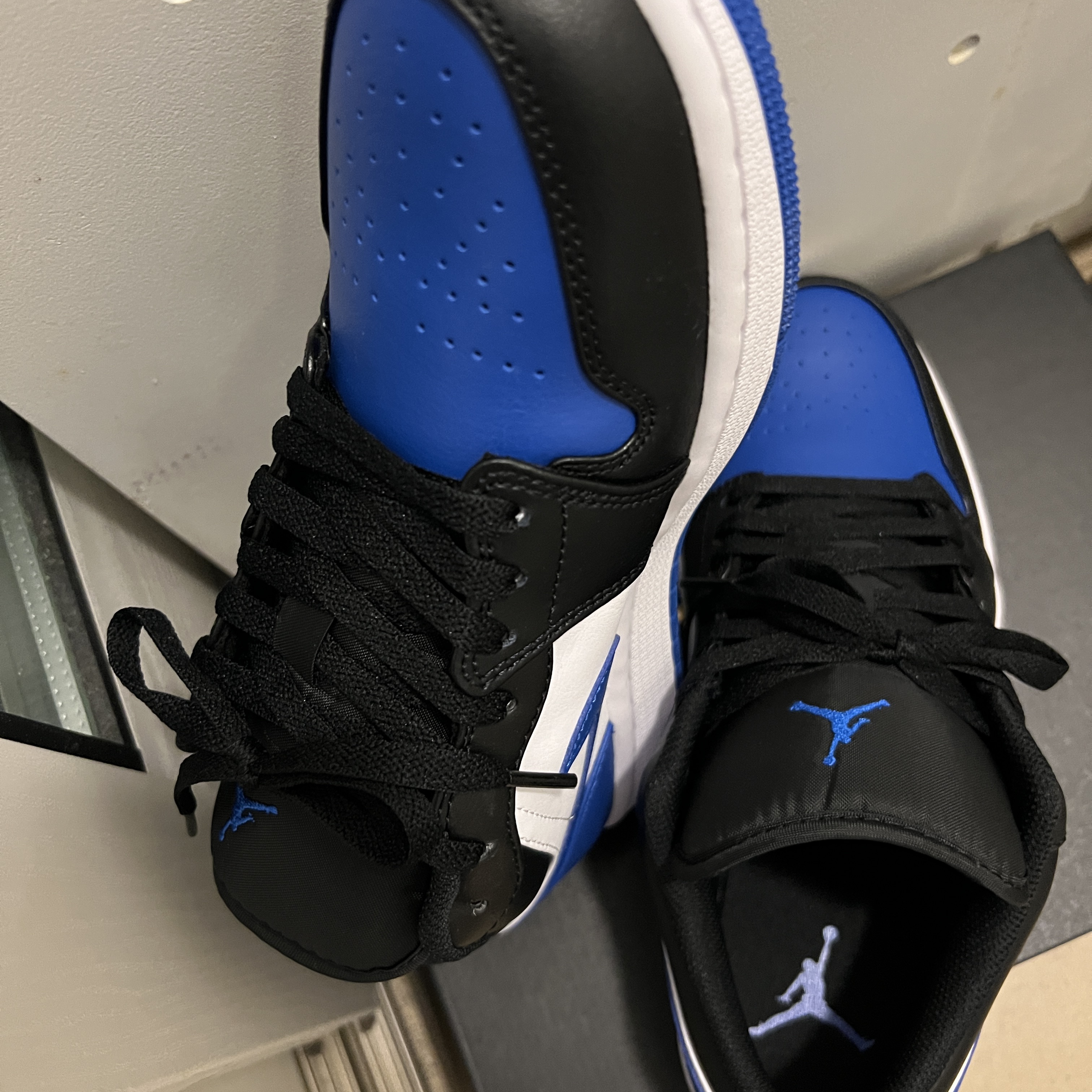 Jordan 1 Low Alternate Royal Toe 착용 스타일 - 2