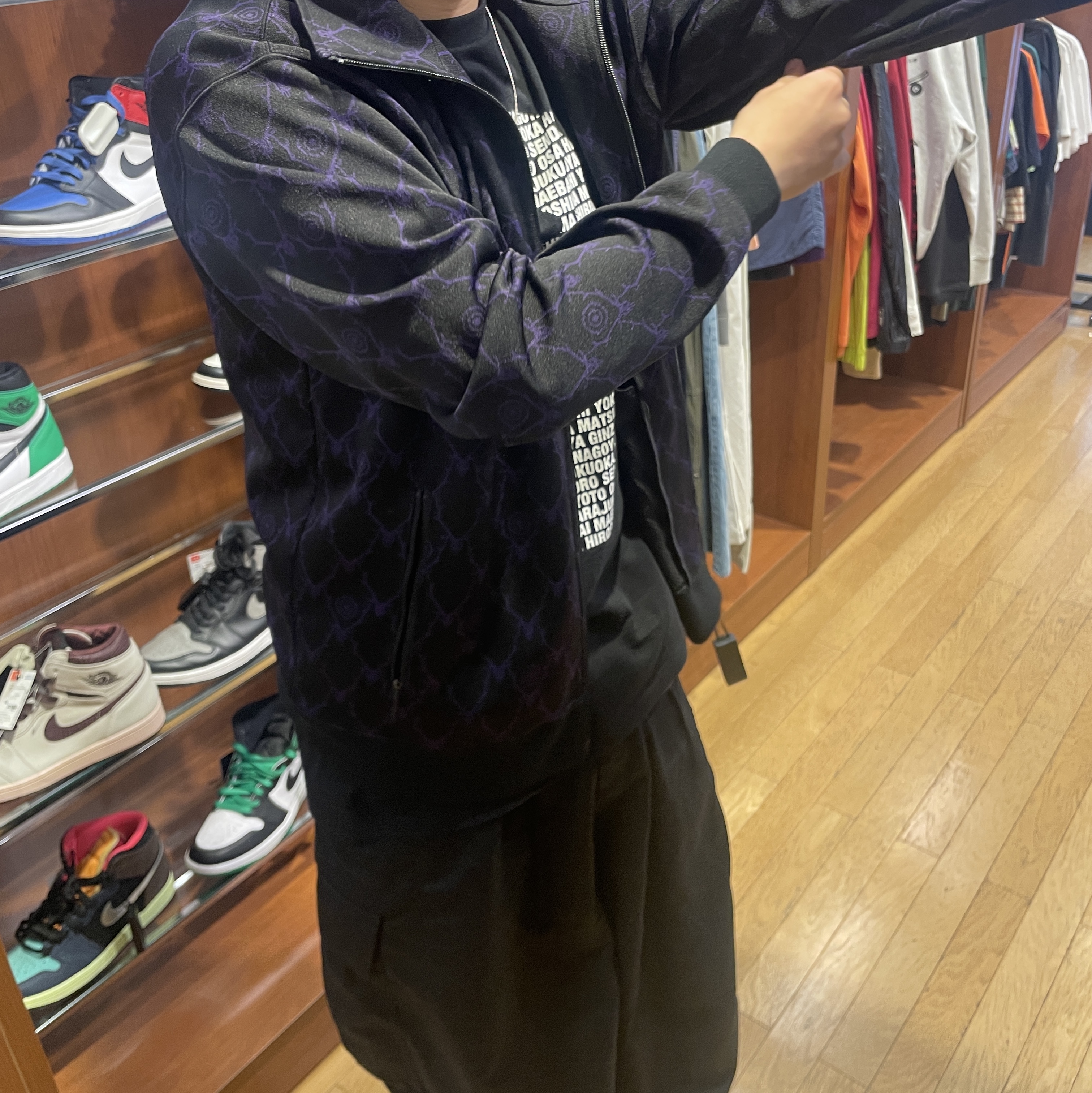 South2 West8 Trainer Jacket Jacquard Skull Target Black, BAPE Japan Ape Head T-Shirt Black 착용 스타일