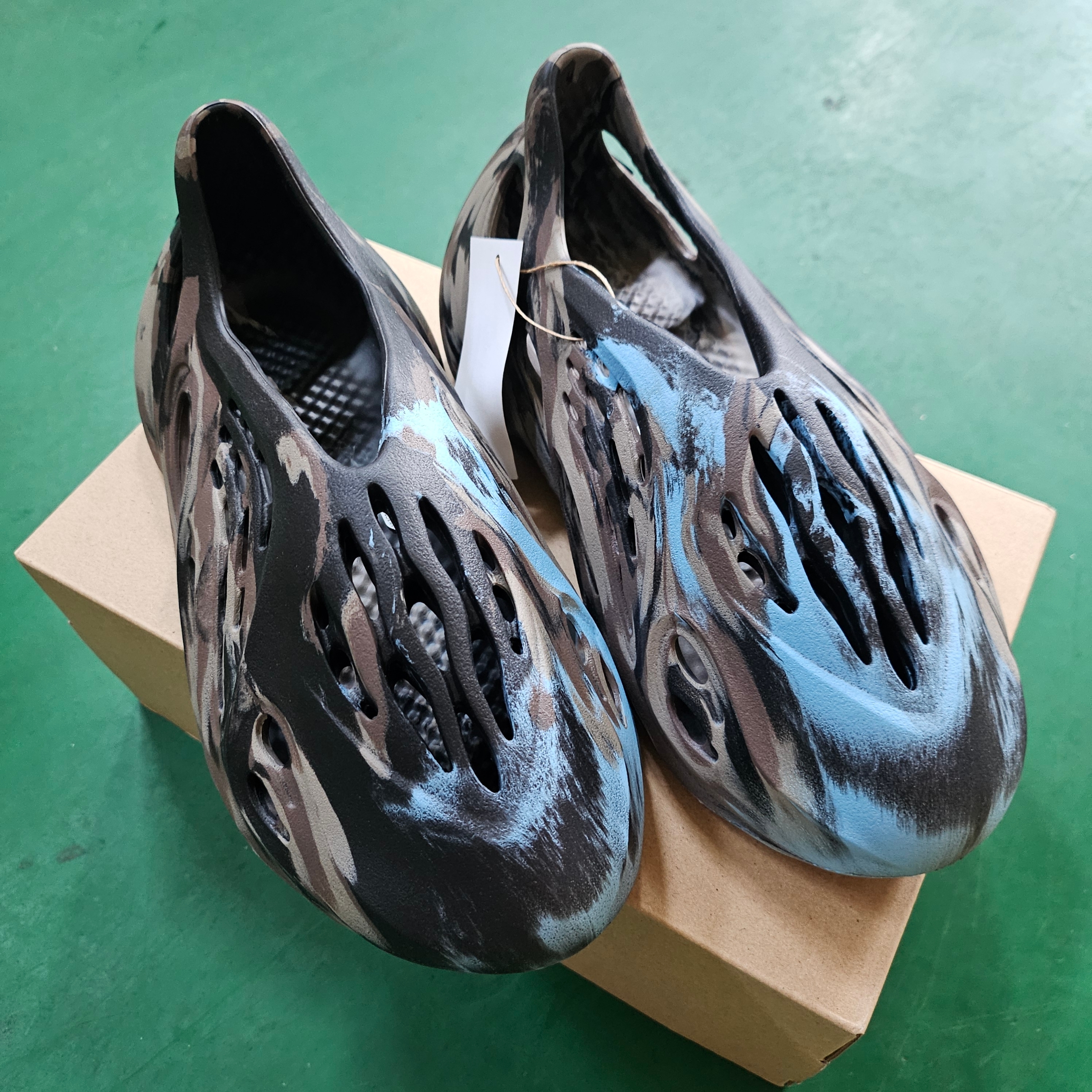 Adidas Yeezy Foam RNNR MX Cinder 착용 스타일