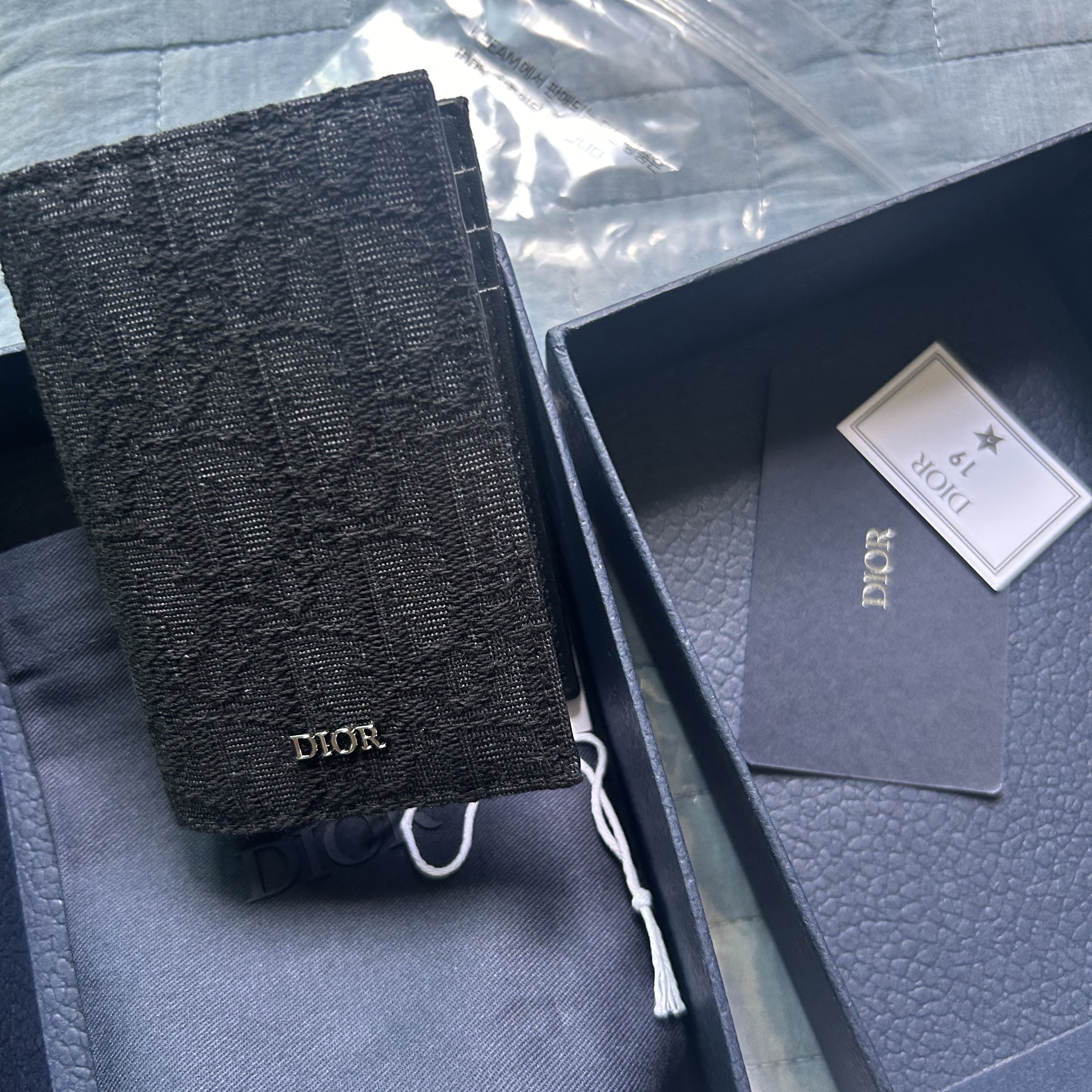 Dior Bi-Fold Card Holder Black Dior Oblique Jacquard 착용 스타일