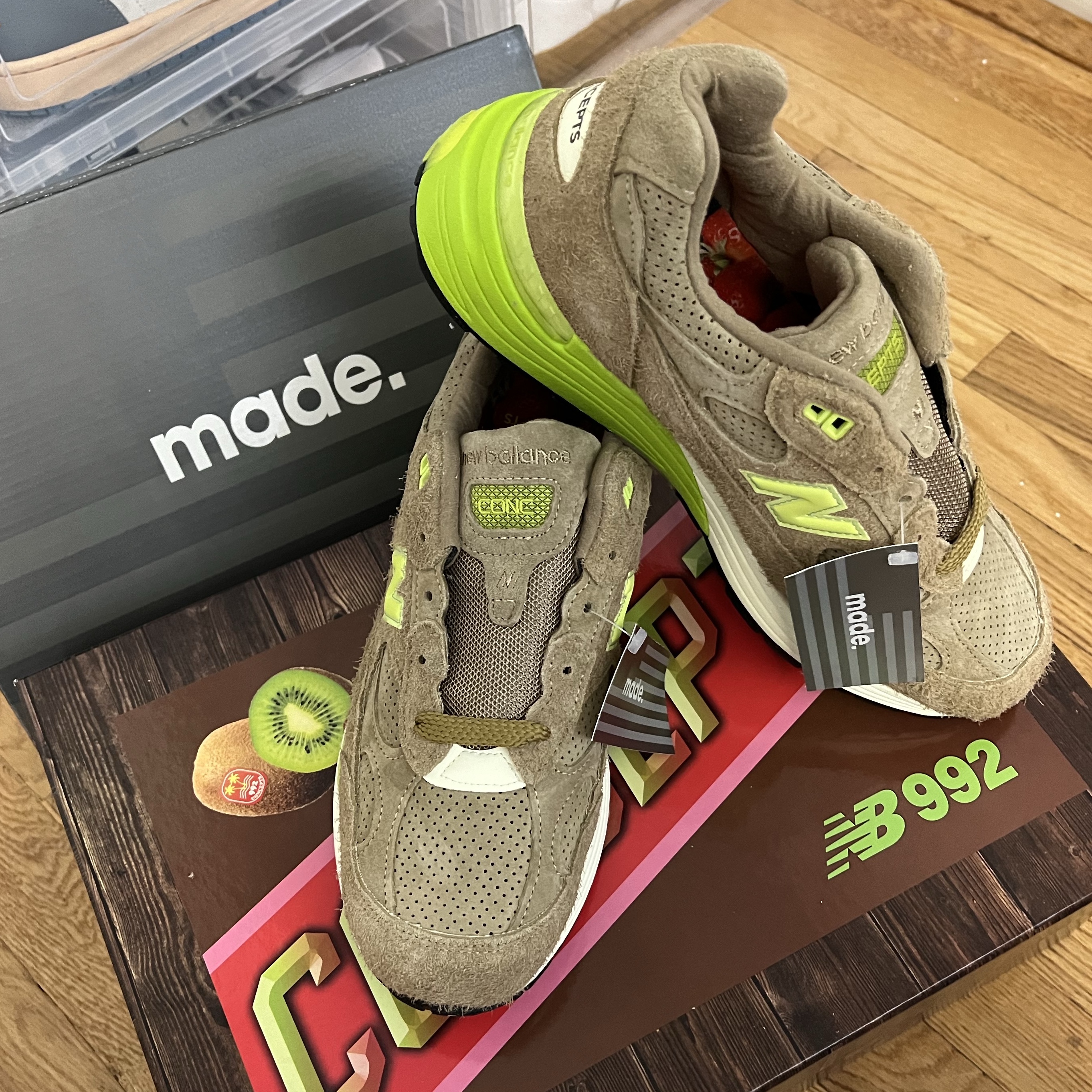 New Balance x Concepts 992 Made in USA Low Hanging Fruit (Special Box) 착용 스타일