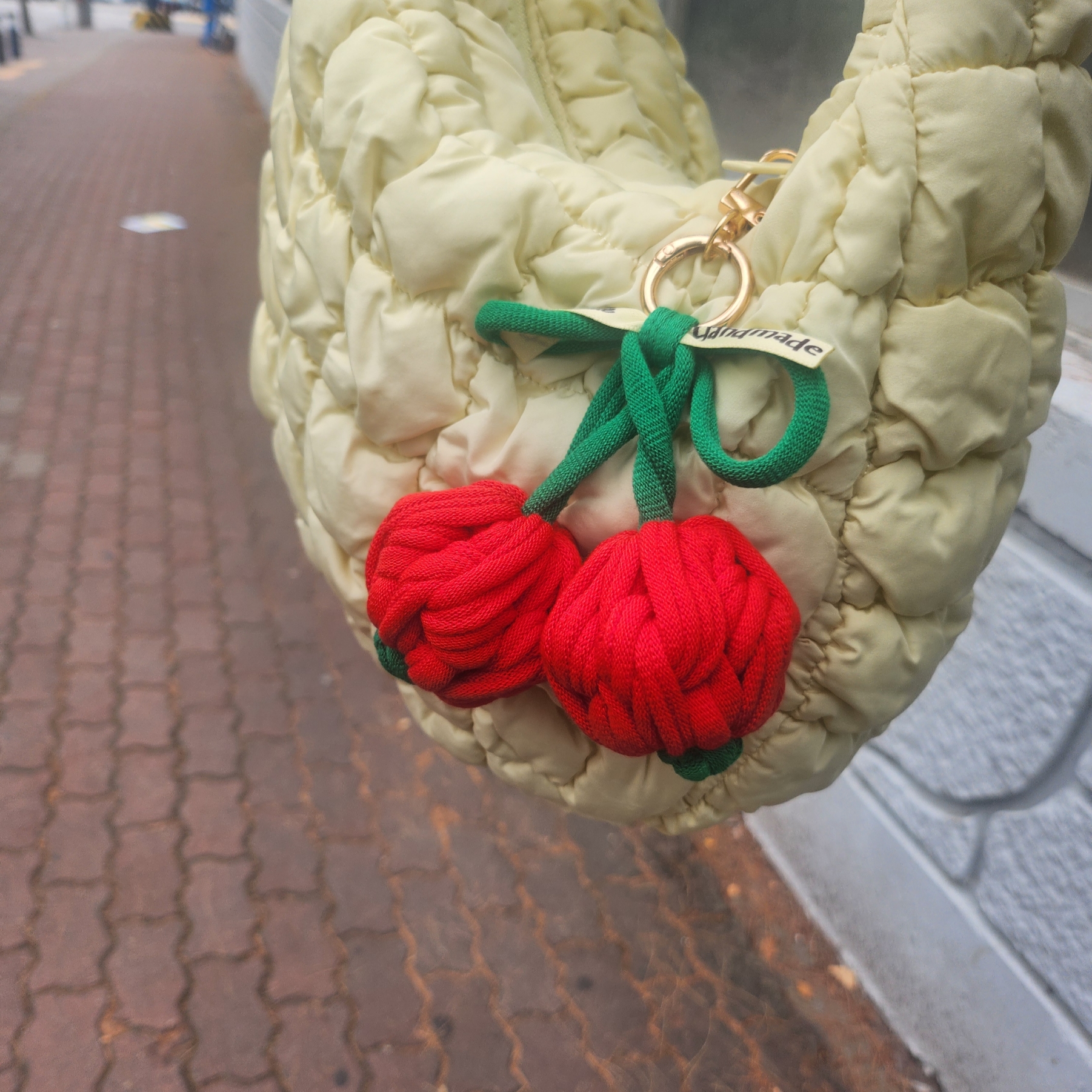 COS Quilted Mini Bag Lemon 착용 스타일