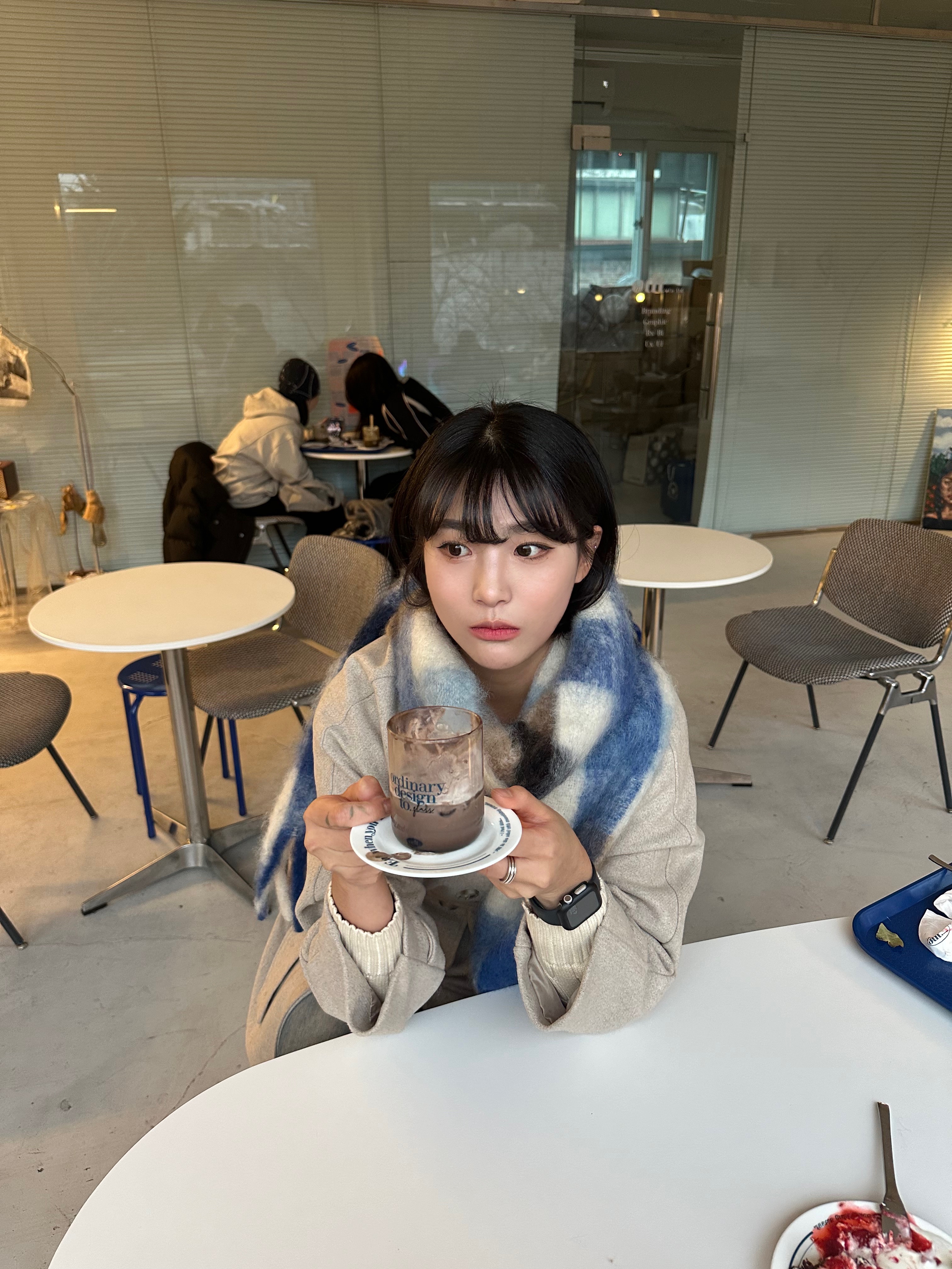 COS Oversized Mohair Blend Muffler Blue Brown Checked 착용 스타일 - 1