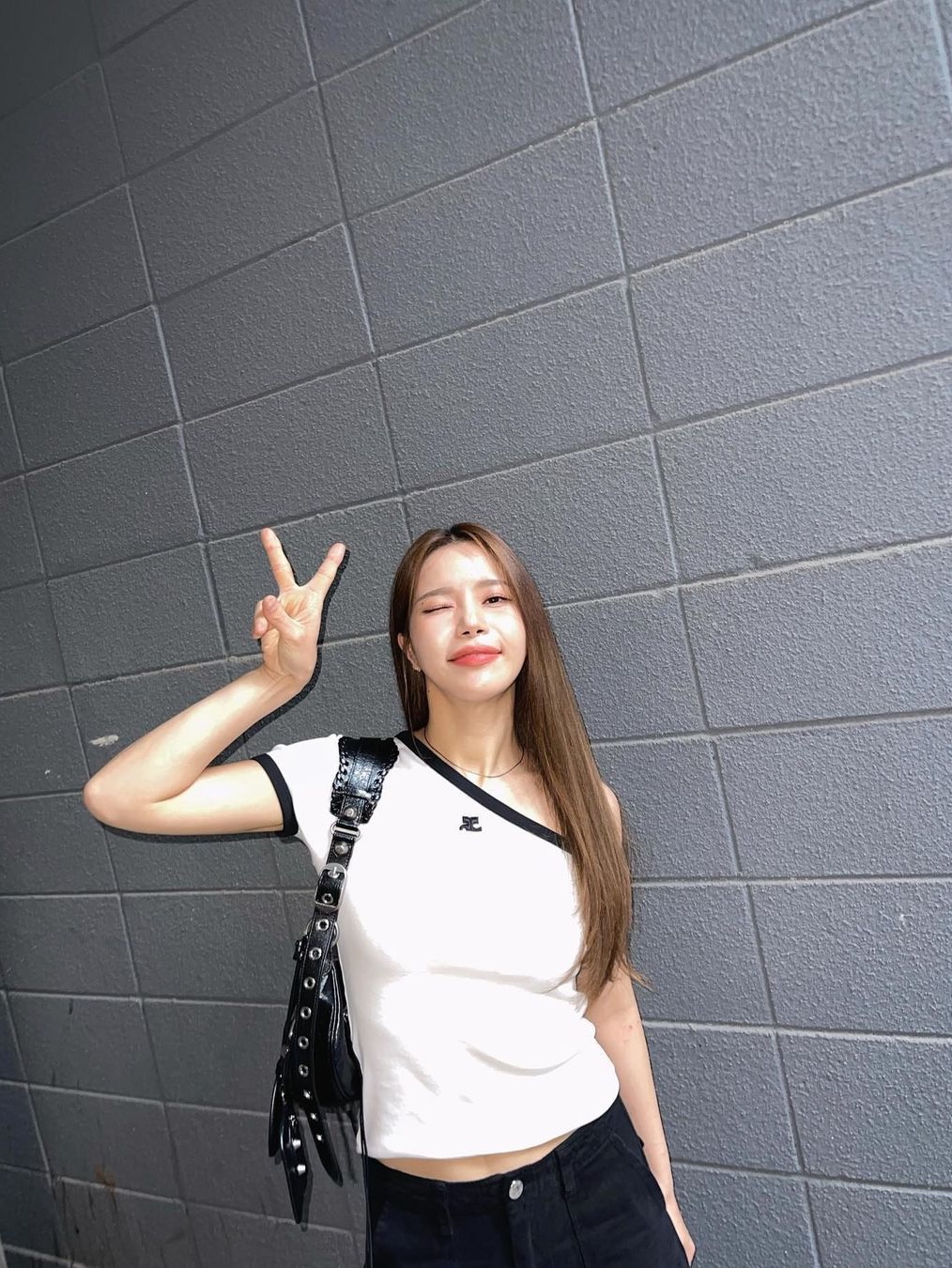 (W) Courreges Reedition Bumpy Contrast T-Shirt Heritage White Black 착용 스타일 - 2