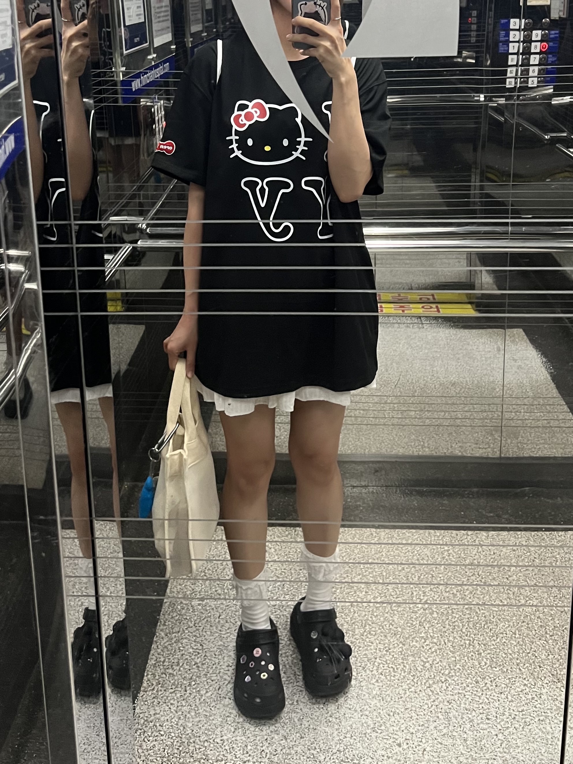 Open Yy x Hello Kitty T-Shirt Black, Crocs Classic Crush Clog Black 착용 스타일 - 1