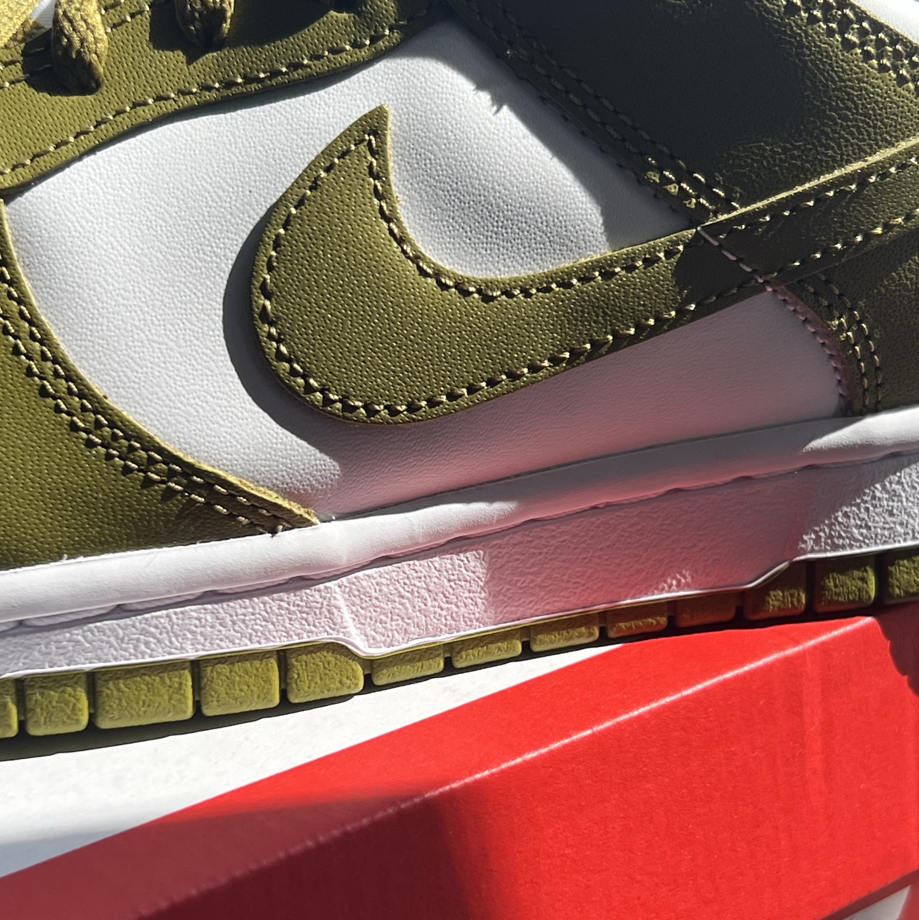 Nike Dunk Low Retro Pacific Moss White 착용 스타일