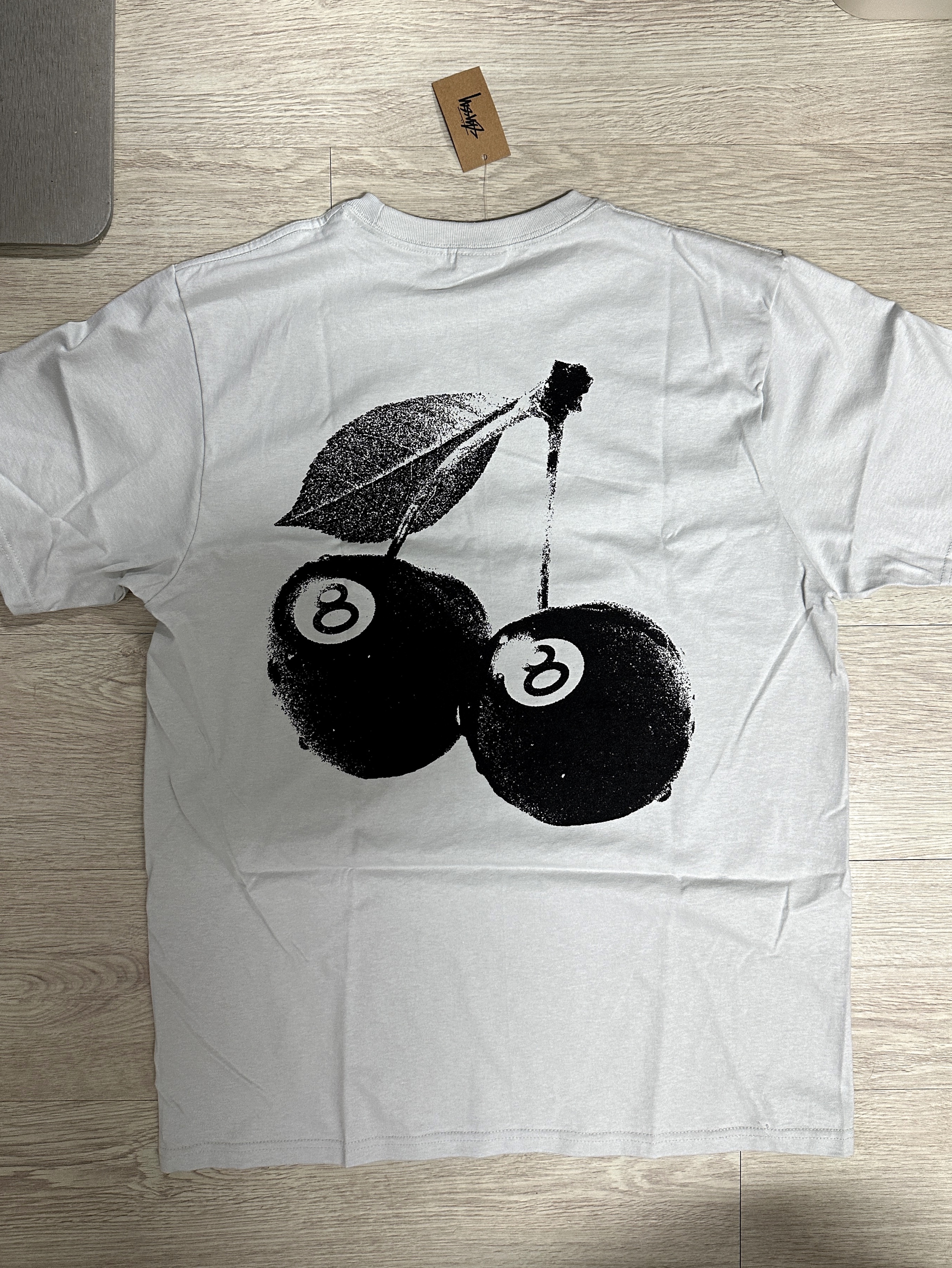 Stussy Cherries T-Shirt Fog 착용 스타일