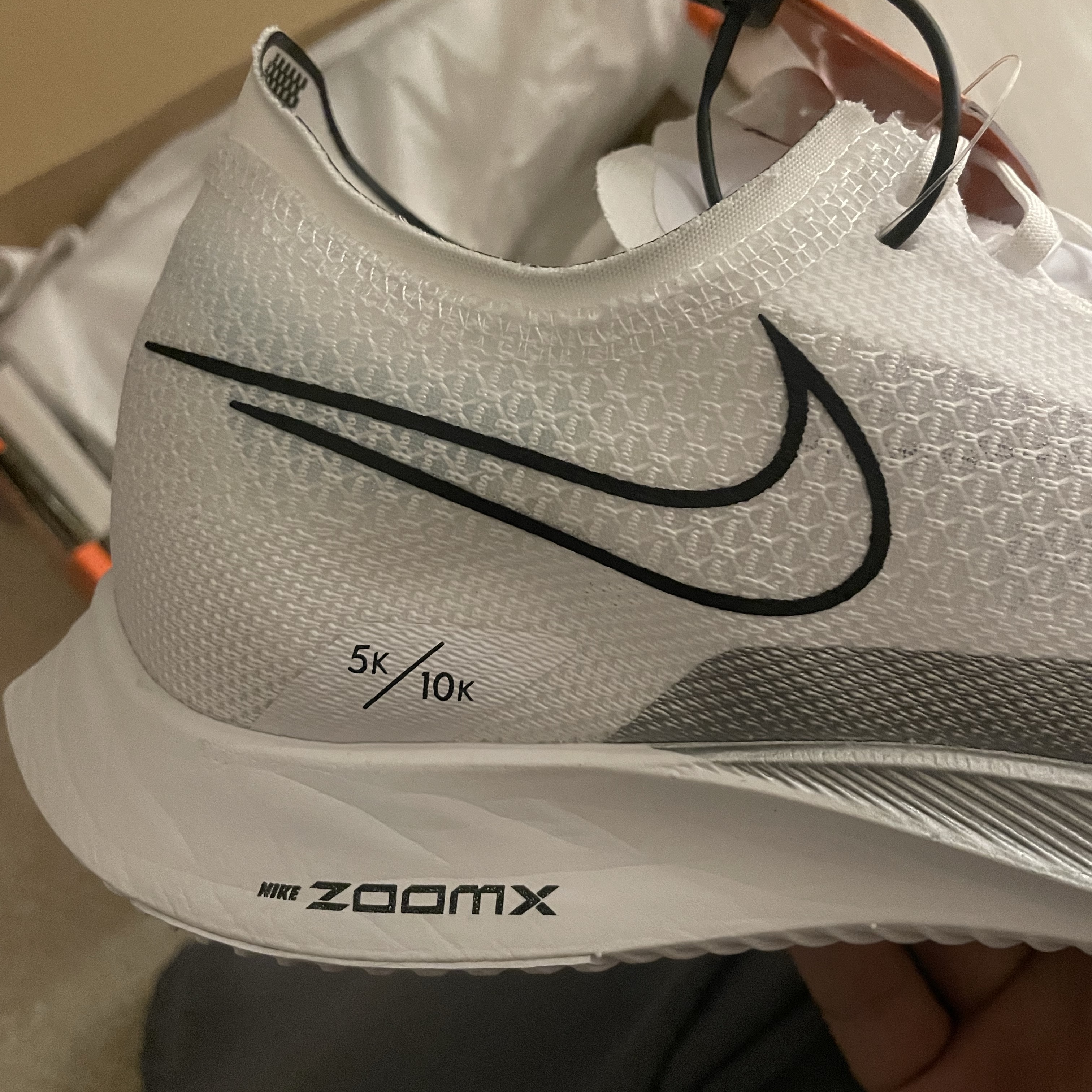 Nike ZoomX Streakfly White Metallic Silver 착용 스타일 - 2