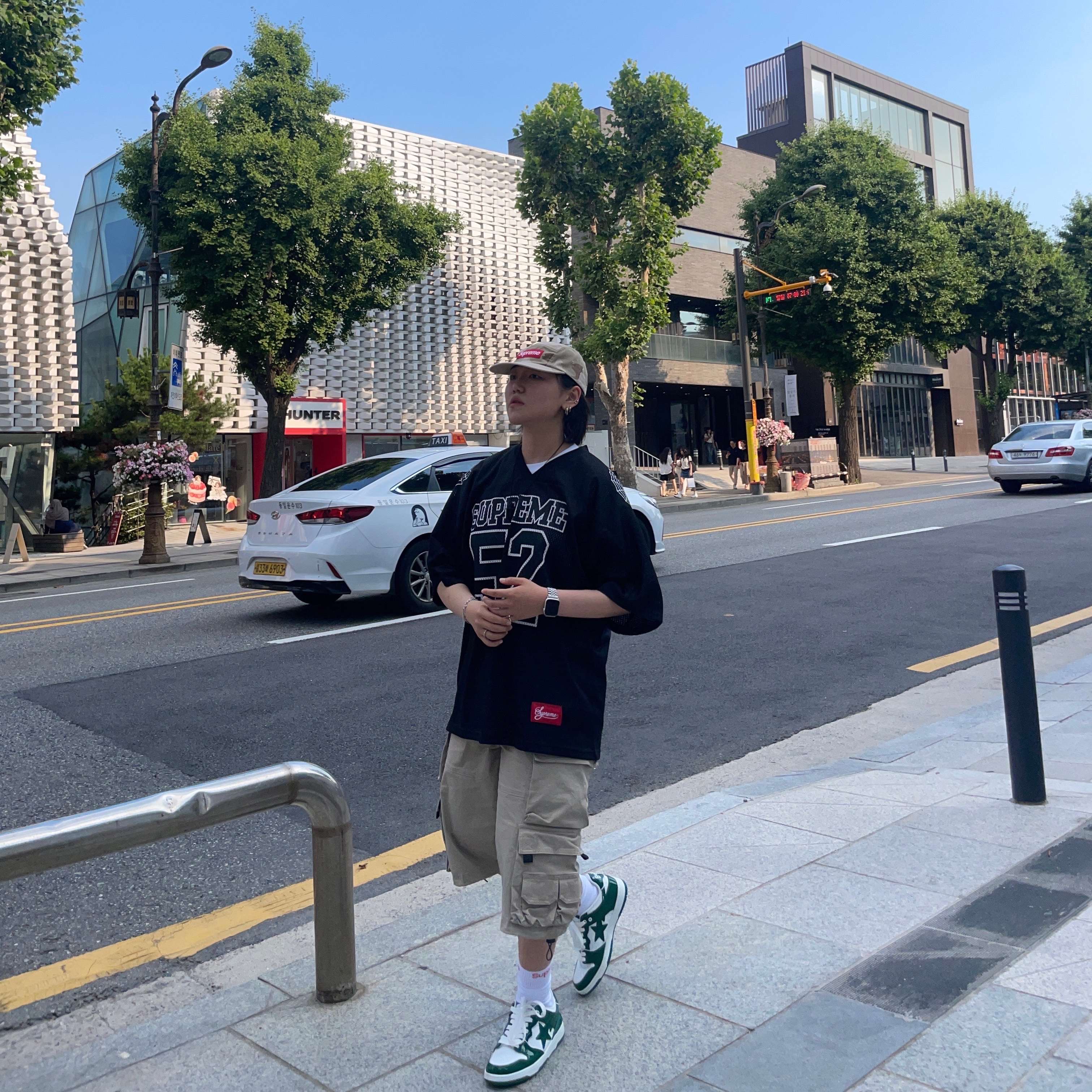 Supreme Spiderweb Football Jersey Black - 24SS, Supreme Hanes Crew Socks White (4 Pack) 착용 스타일 - 1
