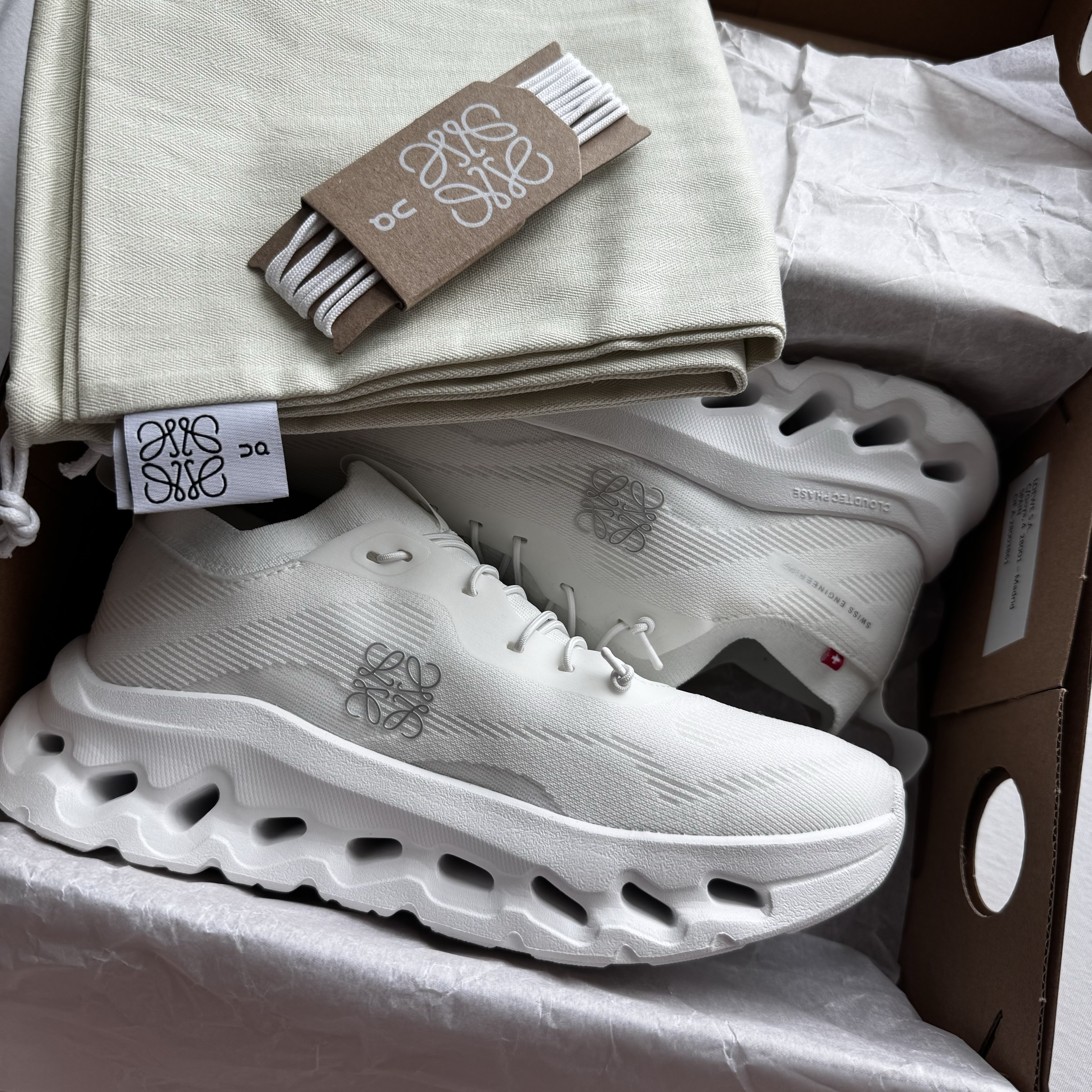 (W) Loewe x On Running Cloudtilt All White 착용 스타일 - 1