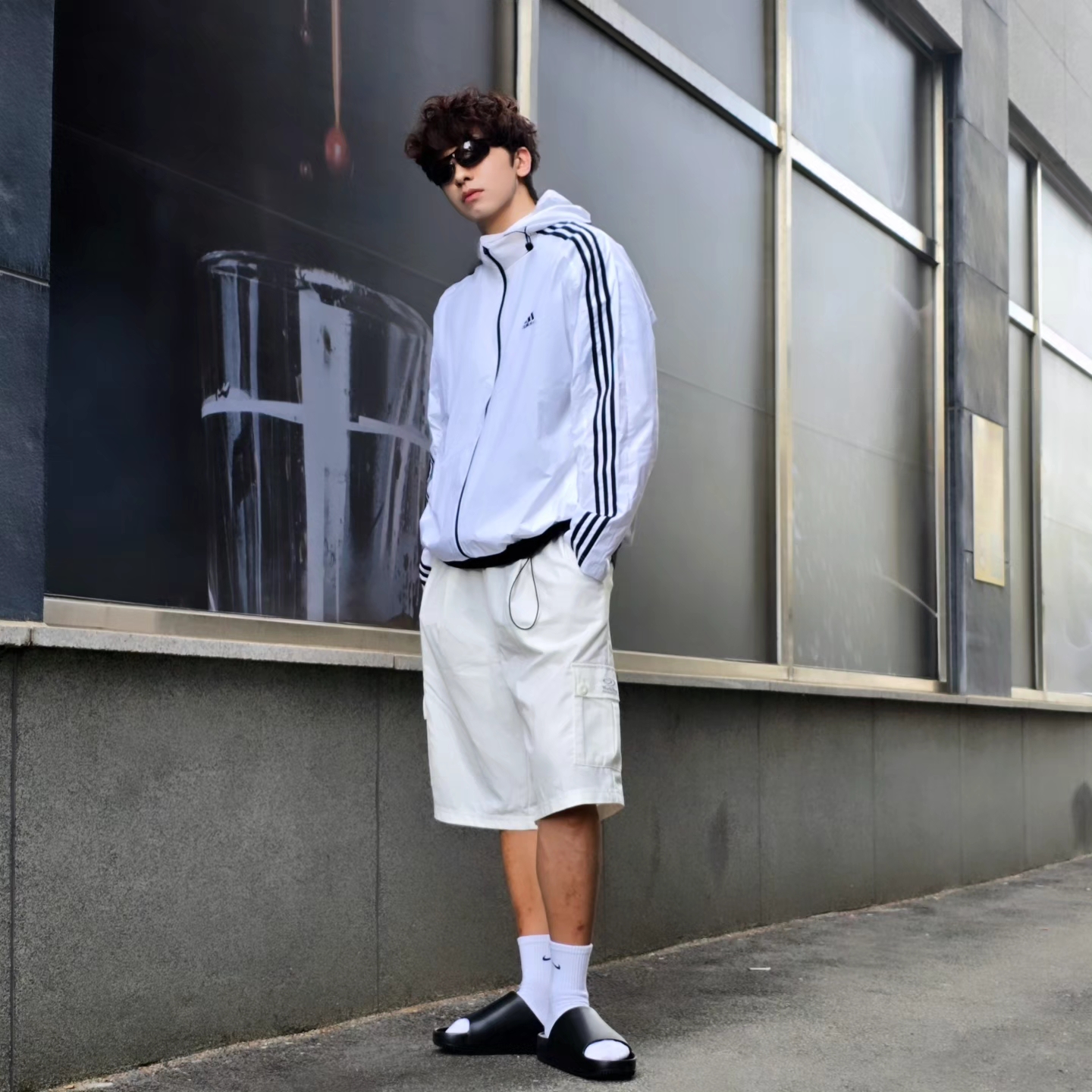 Adidas Essential 3S Woven Windbreaker Jacket White - KR Sizing, Adidas Adicolor Classics Trefoil T-Shirt Black - US Sizing 착용 스타일 - 2