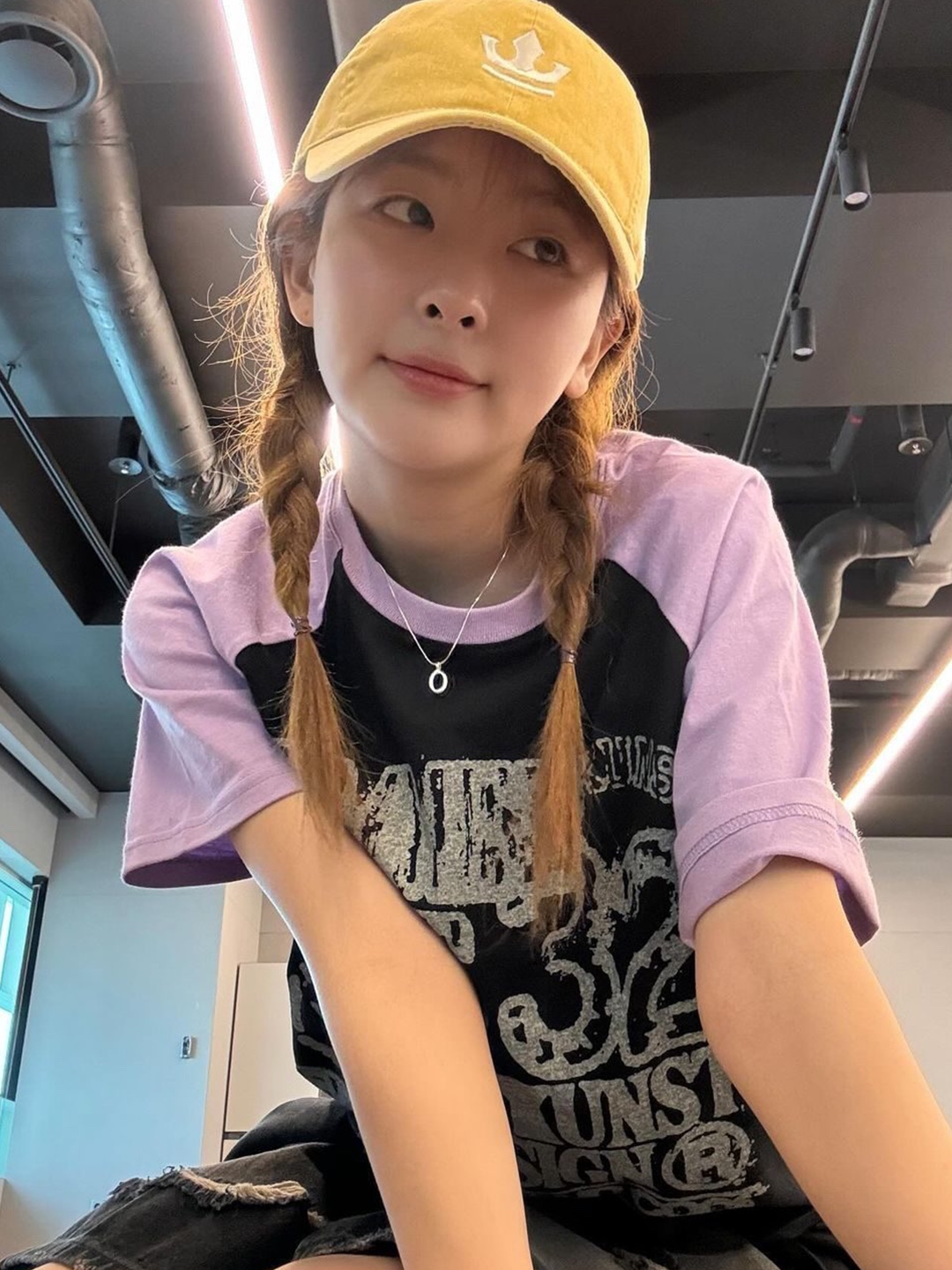 Problemallways Referee Raglan Crop Sweatshirt Gray, Palace x Kappa Classic Raglan T-Shirt Black Pink - 21FW 착용 스타일 - 3