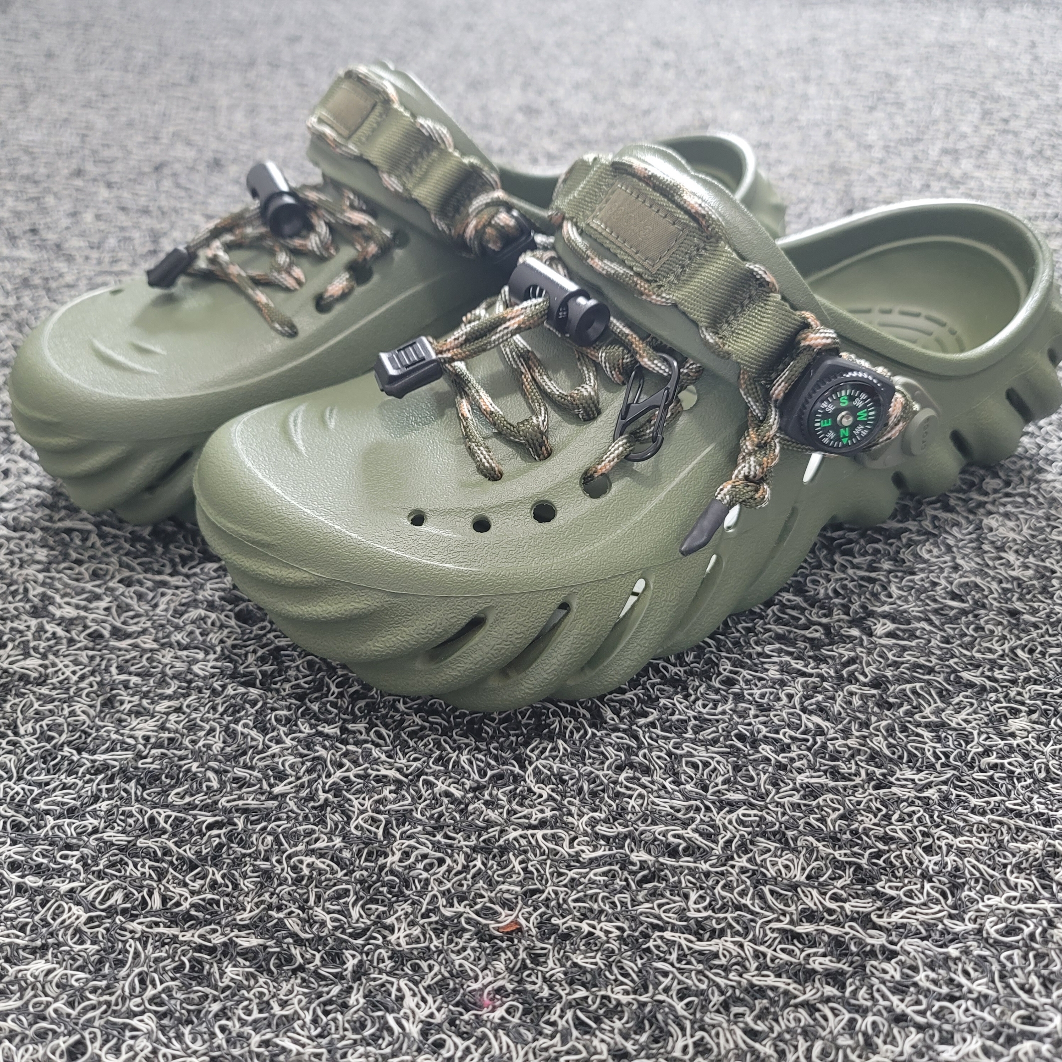 Crocs Echo Clog Army Green 착용 스타일 - 1