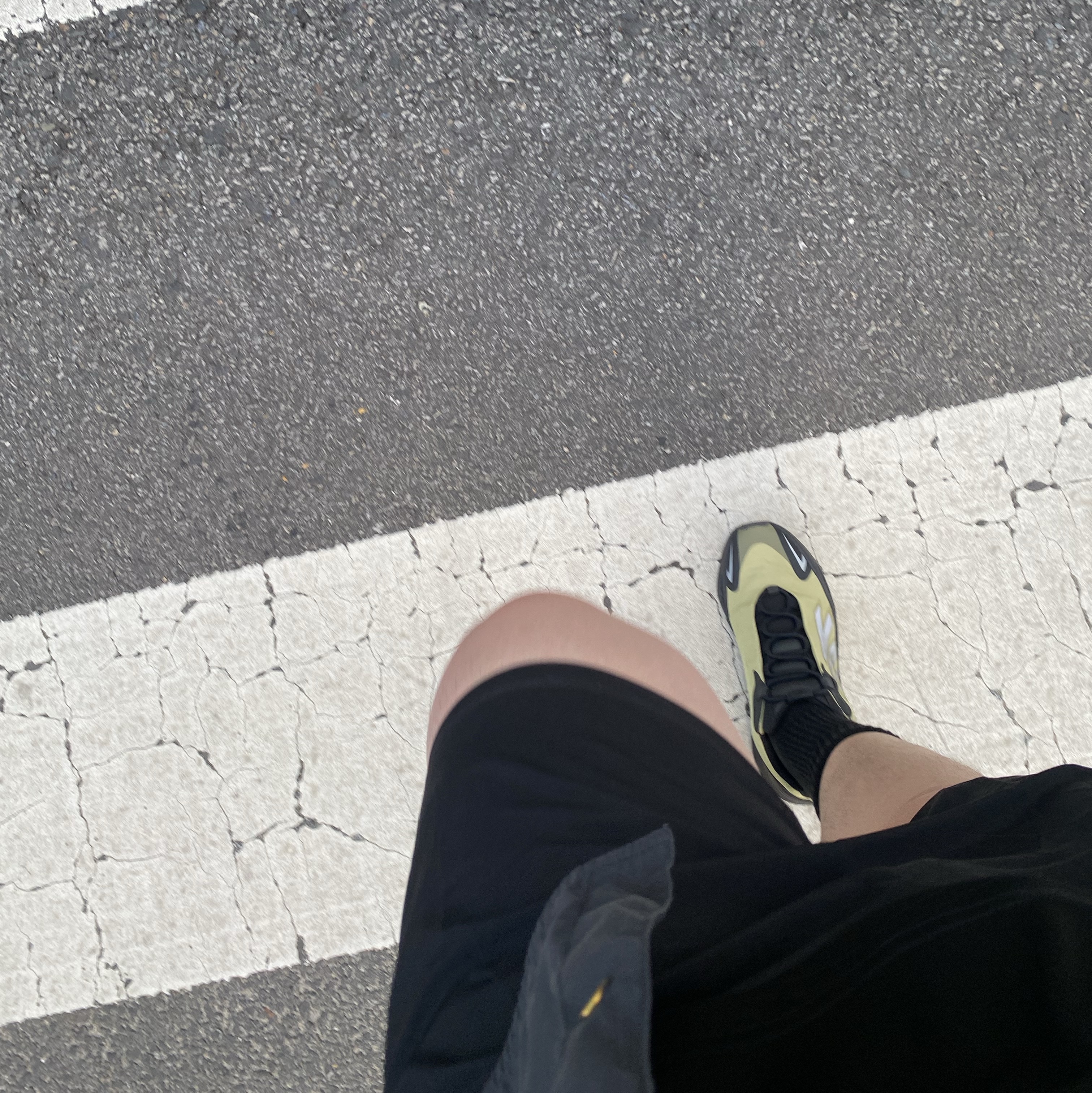 Adidas Yeezy Boost 700 MNVN Resin 착용 스타일 - 1