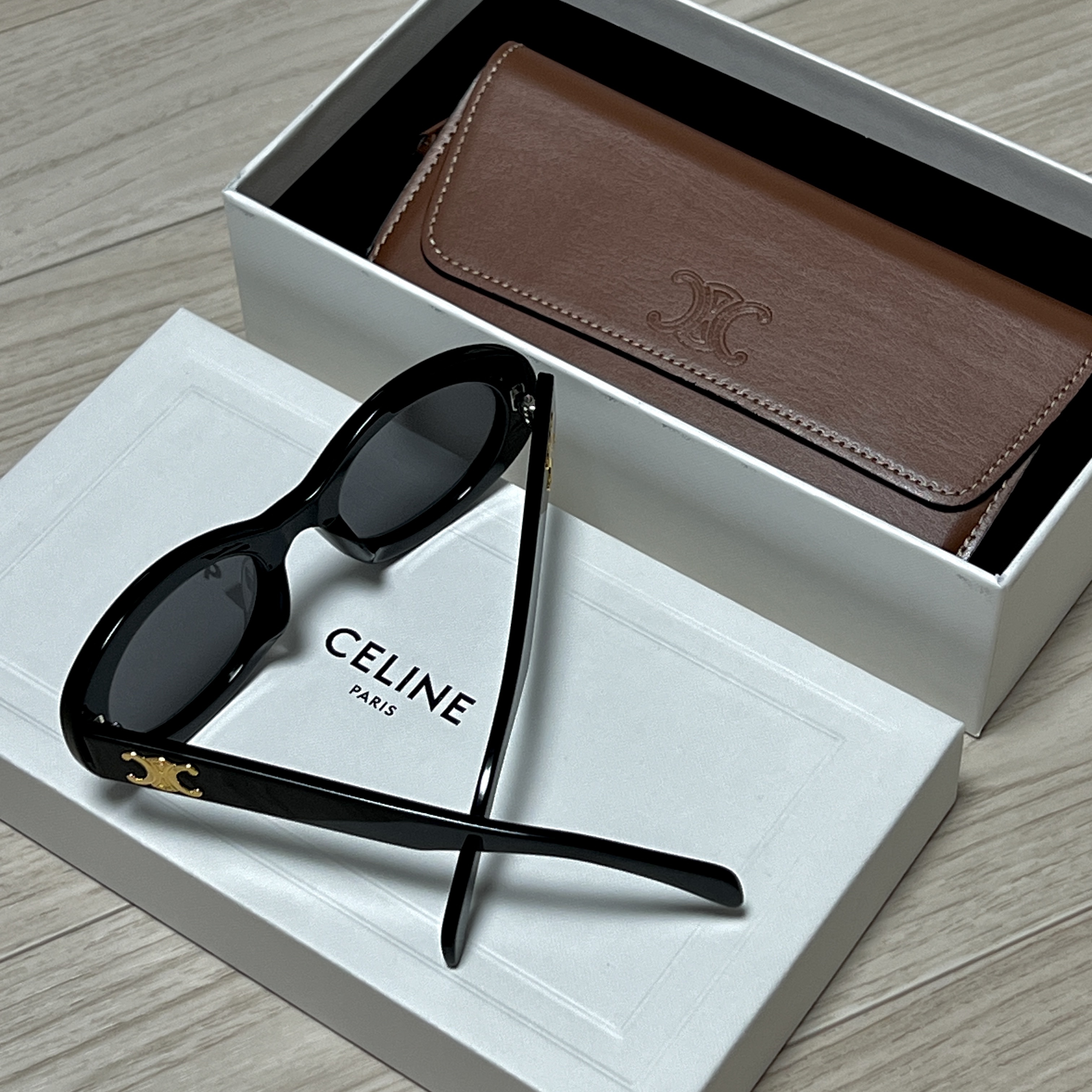 (W) Celine Triomphe 01 Sunglasses in Acetate Black 착용 스타일 - 1