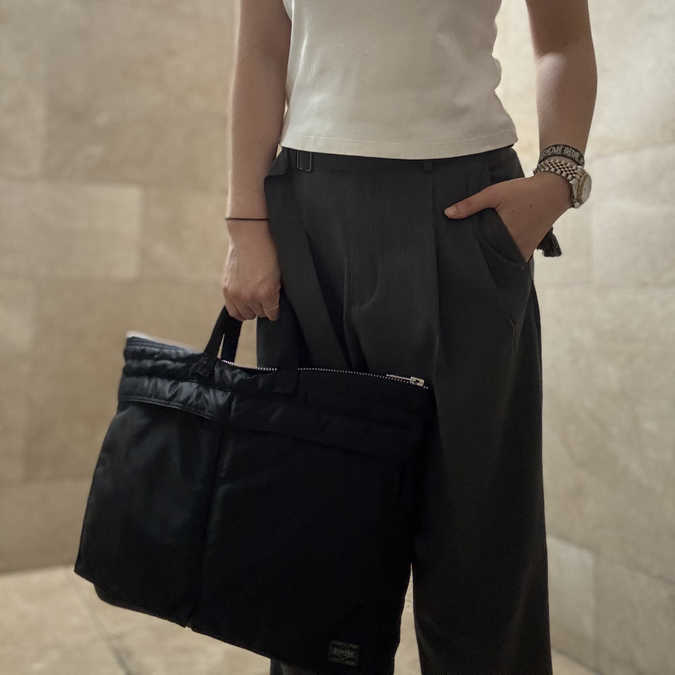 Porter Tanker Short Helmet Bag L Black 착용 스타일