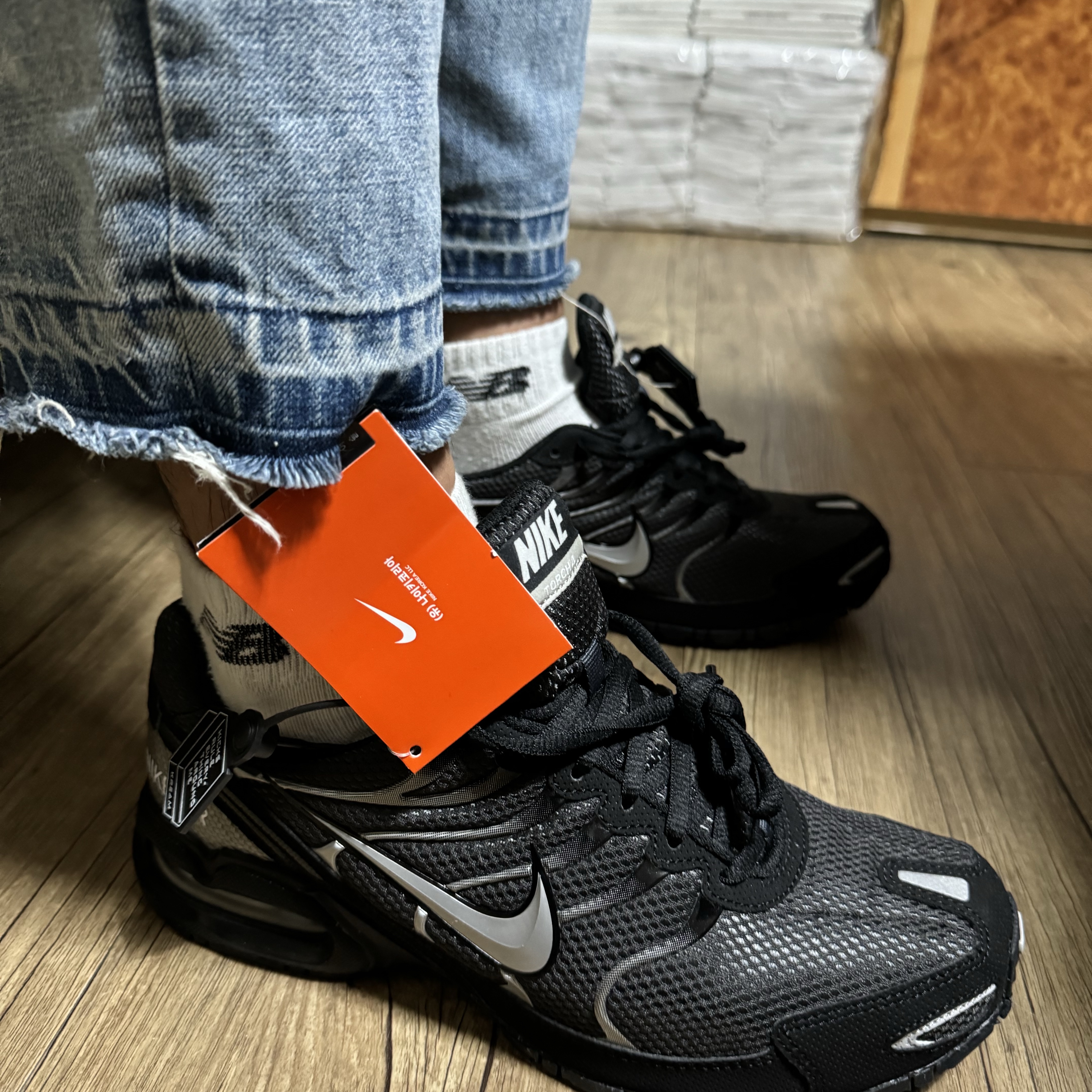 Nike Air Max Torch 4 Anthracite Metallic Silver 착용 스타일 - 2