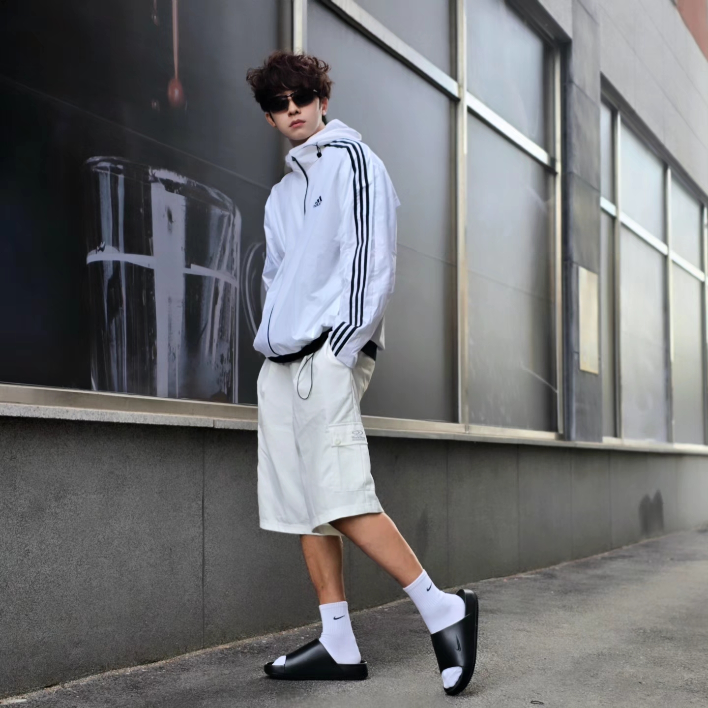 Adidas Essential 3S Woven Windbreaker Jacket White - KR Sizing, Adidas Adicolor Classics Trefoil T-Shirt Black - US Sizing 착용 스타일 - 4