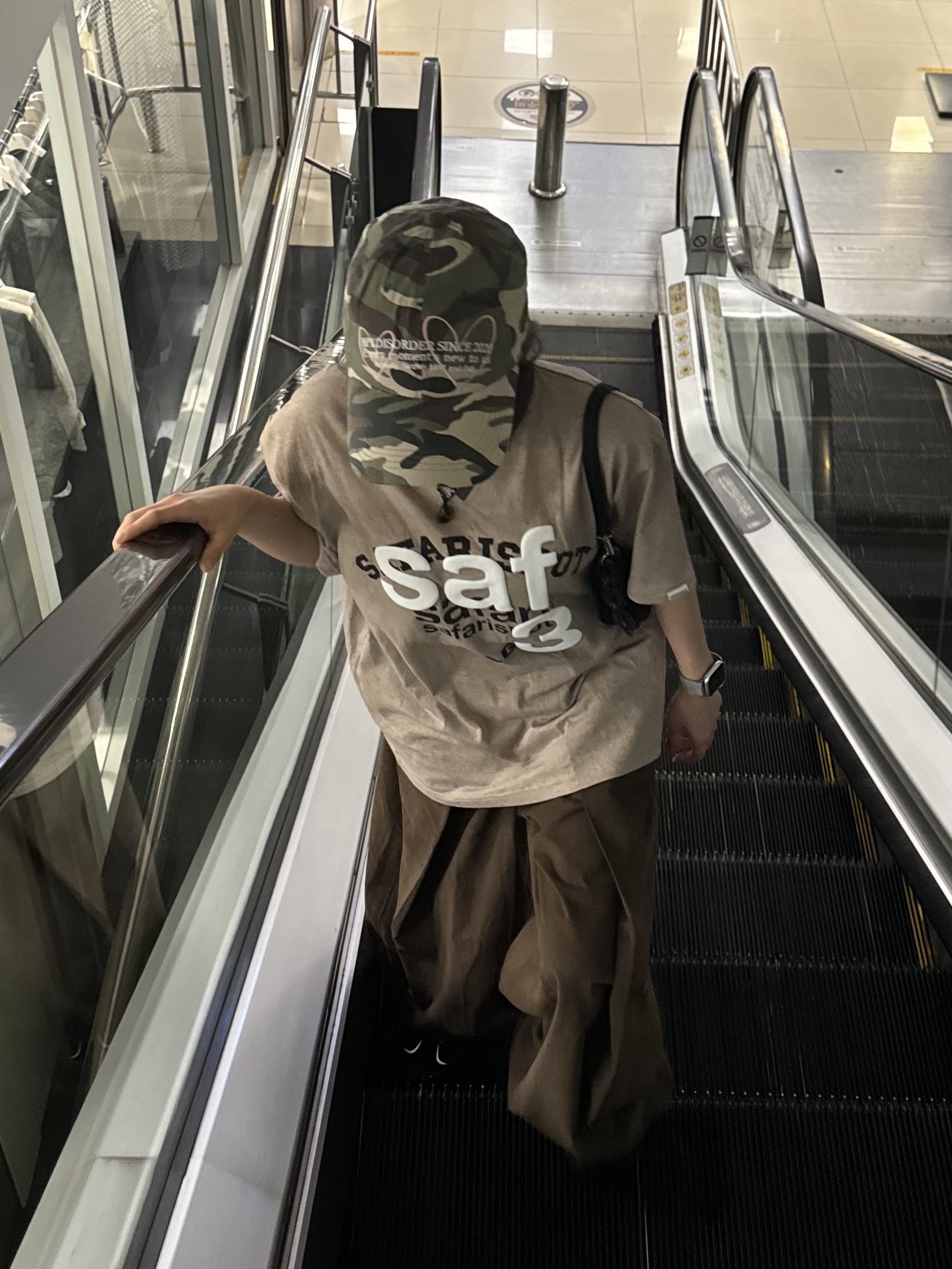 [KREAM 단독] Safarispot Roux Base School Club Tee Brown, (W) Honsby Darling Harbour2 Black 착용 스타일 - 3