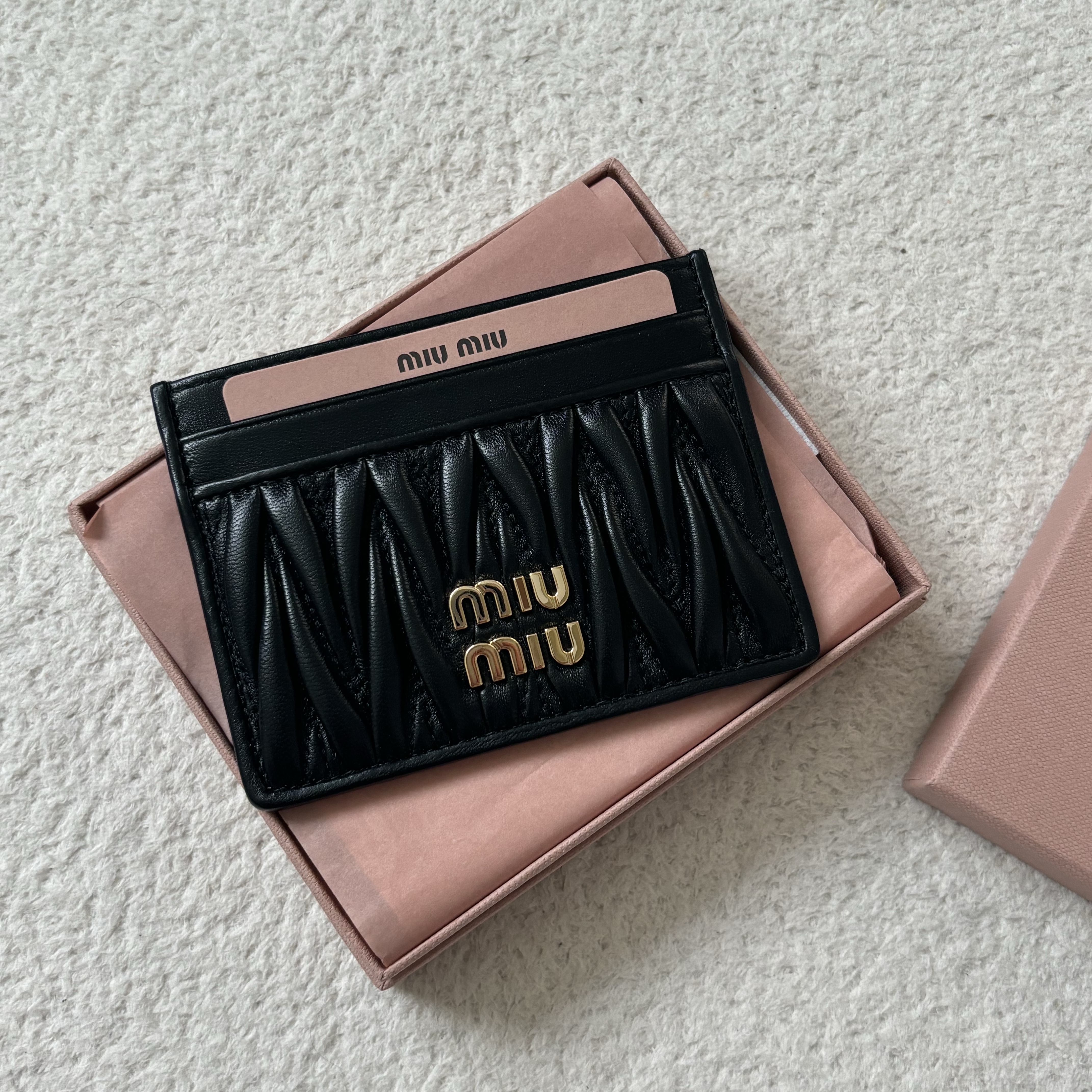Miu Miu Matelasse Nappa Leather Card Holder Black 착용 스타일