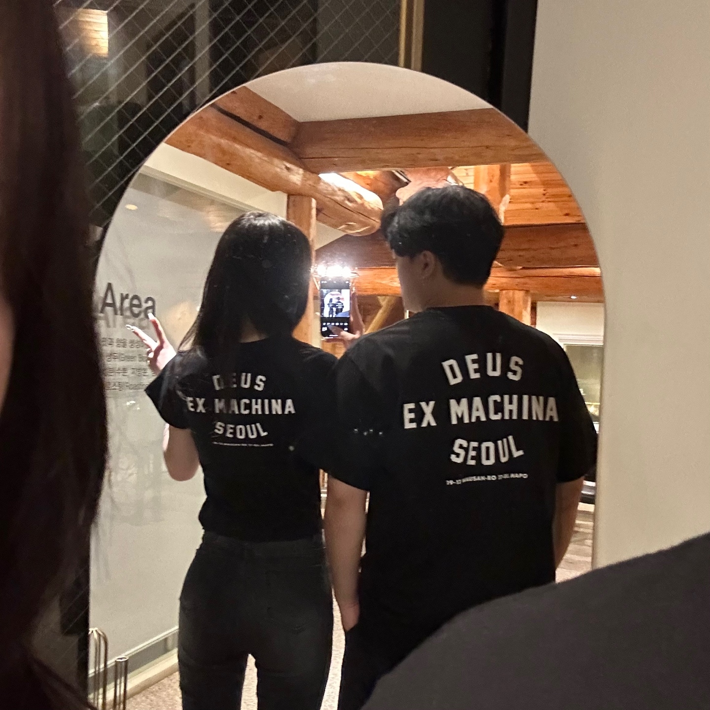 Deus Ex Machina Seoul College T-Shirt Black, (Kids) Deus Ex Machina College Seoul T-Shirt Black 착용 스타일 - 2