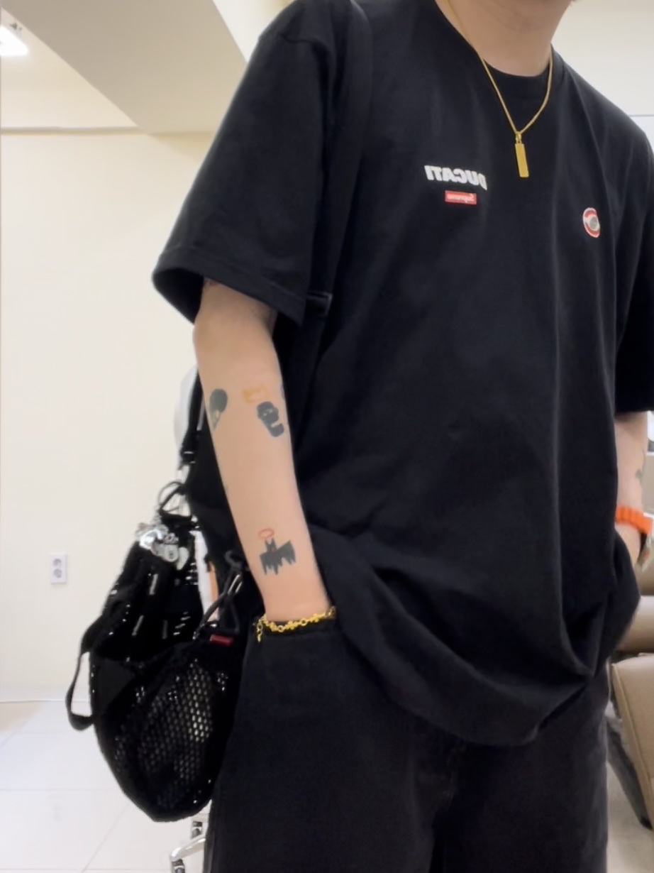 Supreme Baggy Denim Short Black - 24SS, Supreme Mesh Mini Duffle Bag Black - 23SS 착용 스타일 - 1