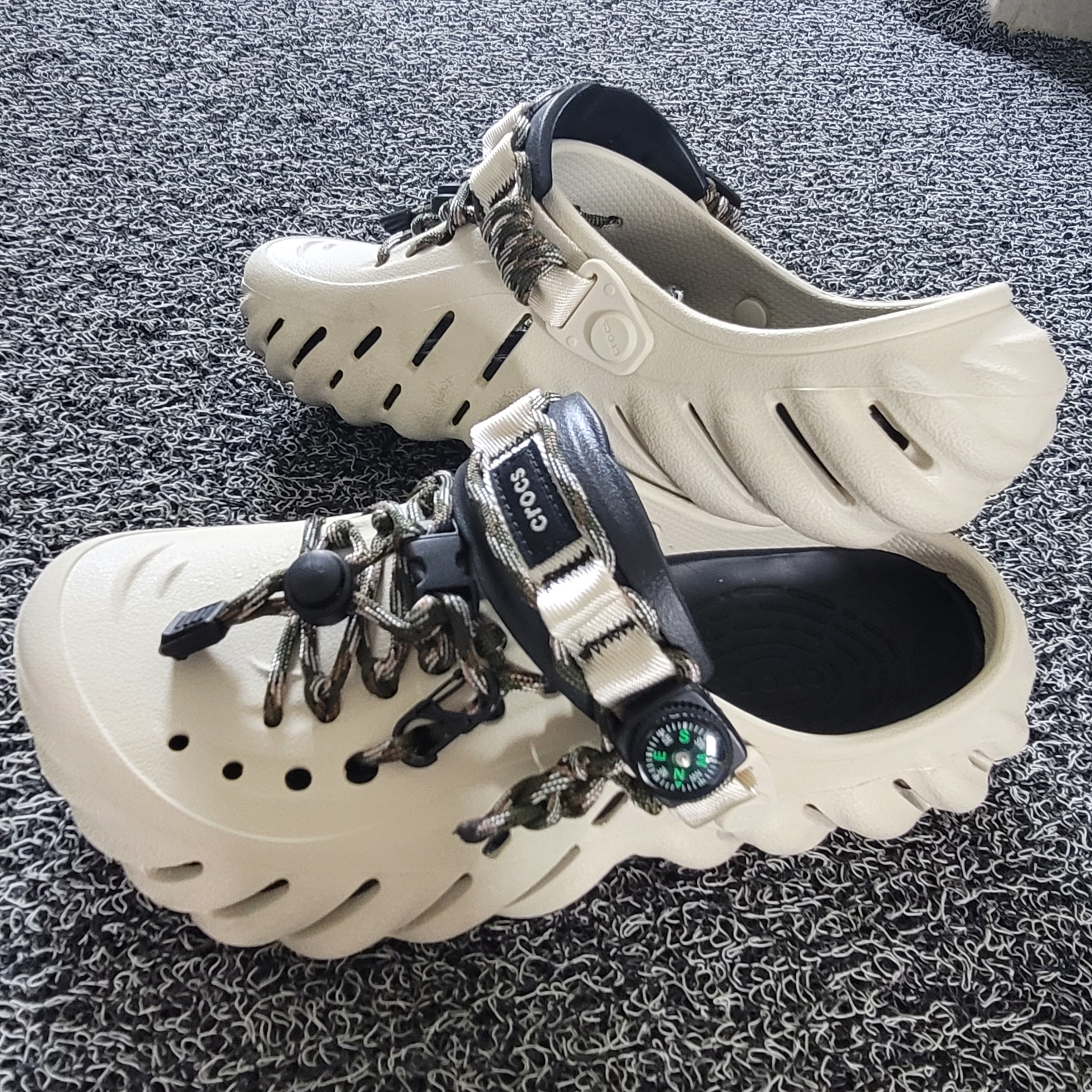 Crocs Echo Clog Bone Black 착용 스타일 - 3
