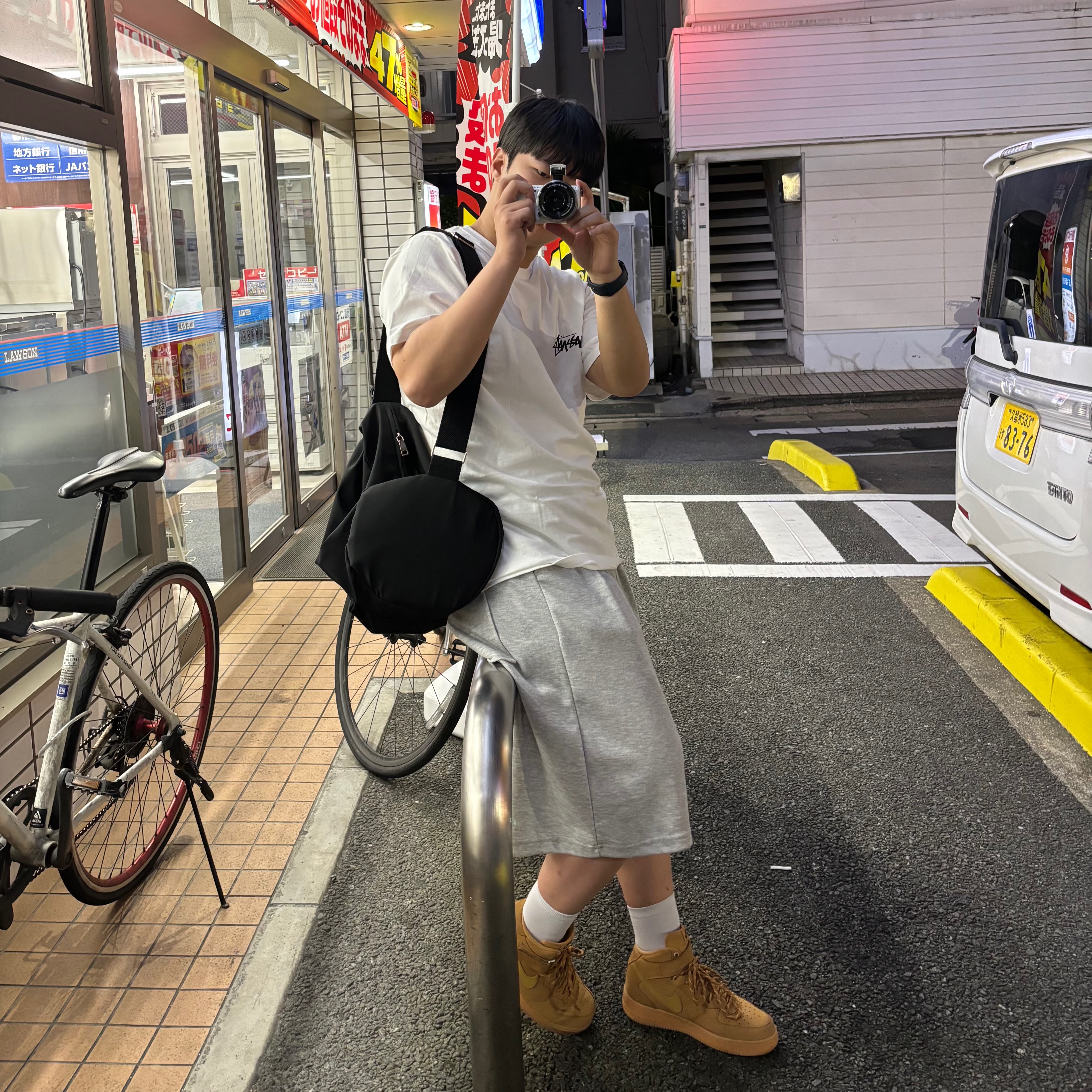 Stussy Cherries T-Shirt White, Nike Air Force 1 High '07 LV8 WB Flax 착용 스타일