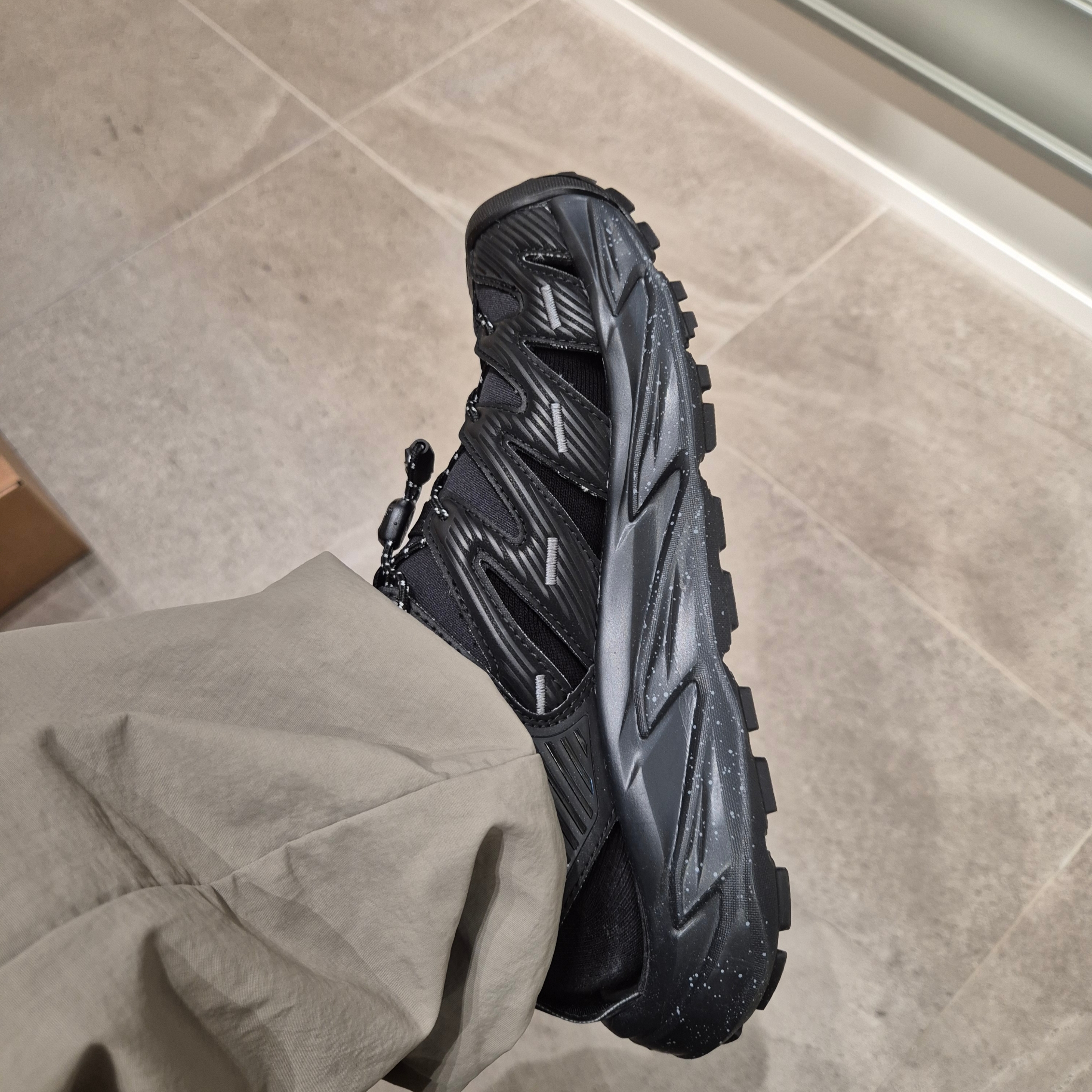 Hoka Hopara Black Castle Rock 착용 스타일 - 2