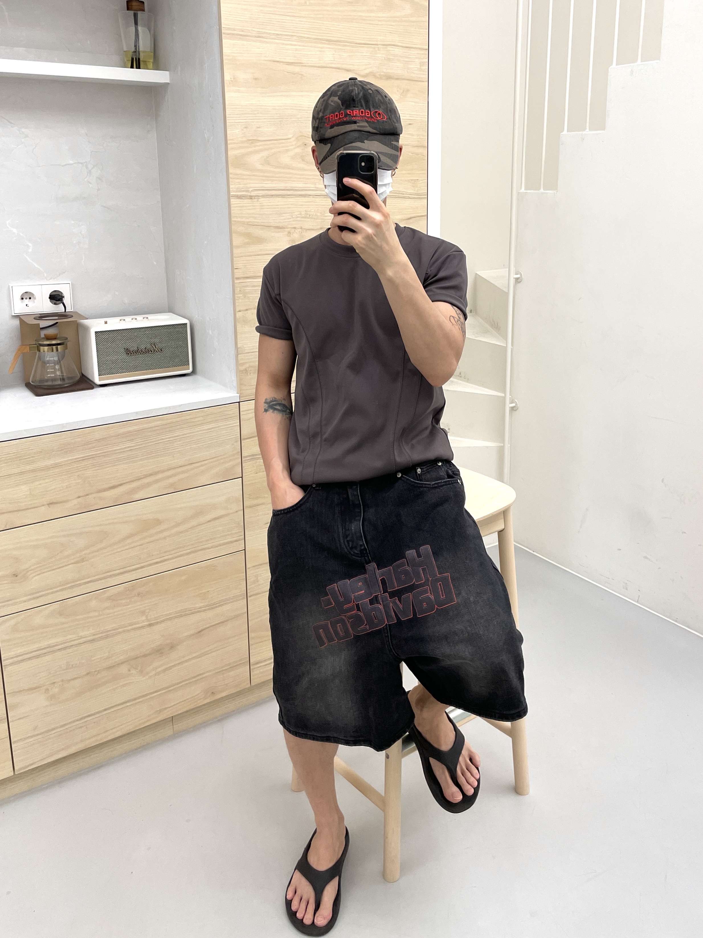 Oofos OOriginal Black 착용 스타일