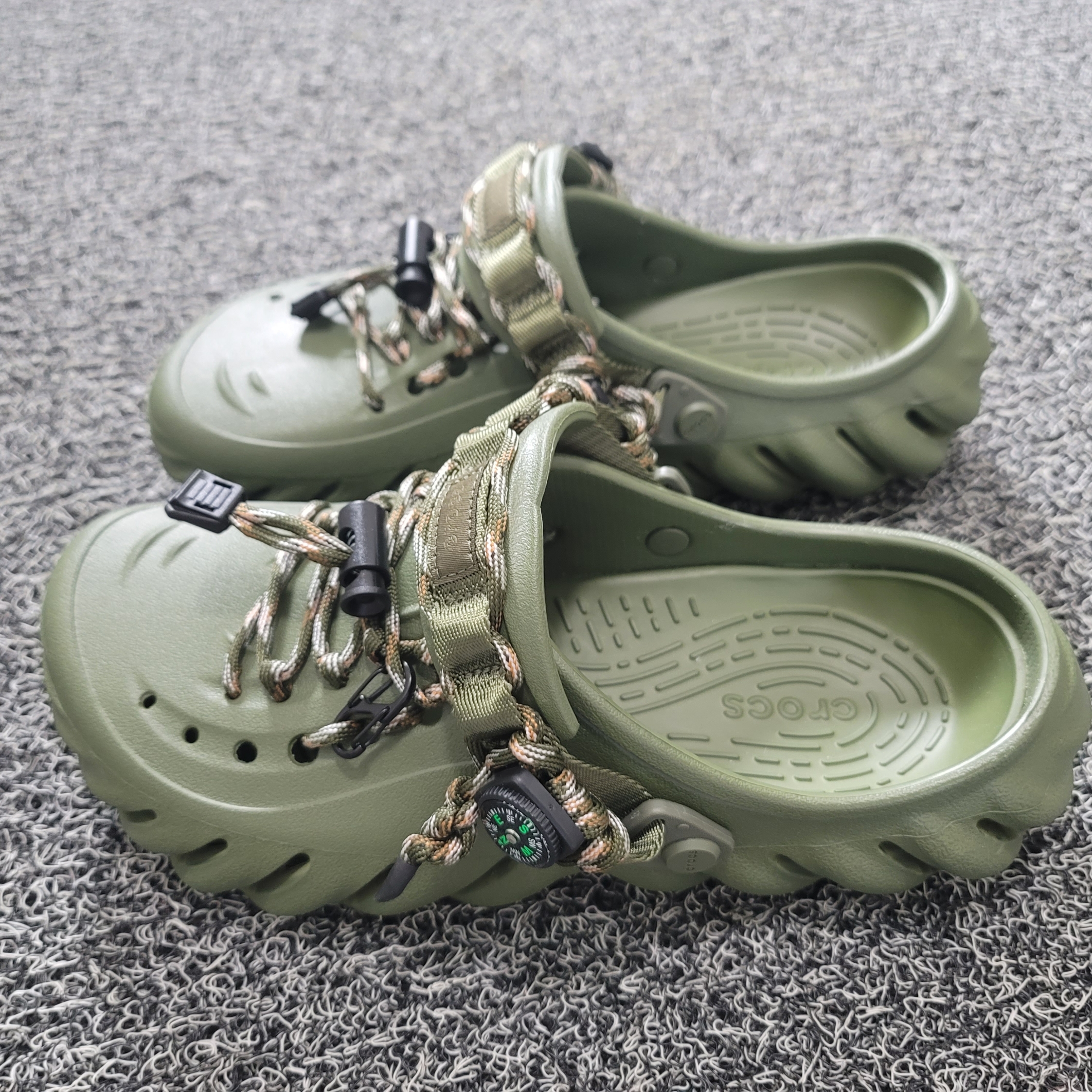 Crocs Echo Clog Army Green 착용 스타일 - 8