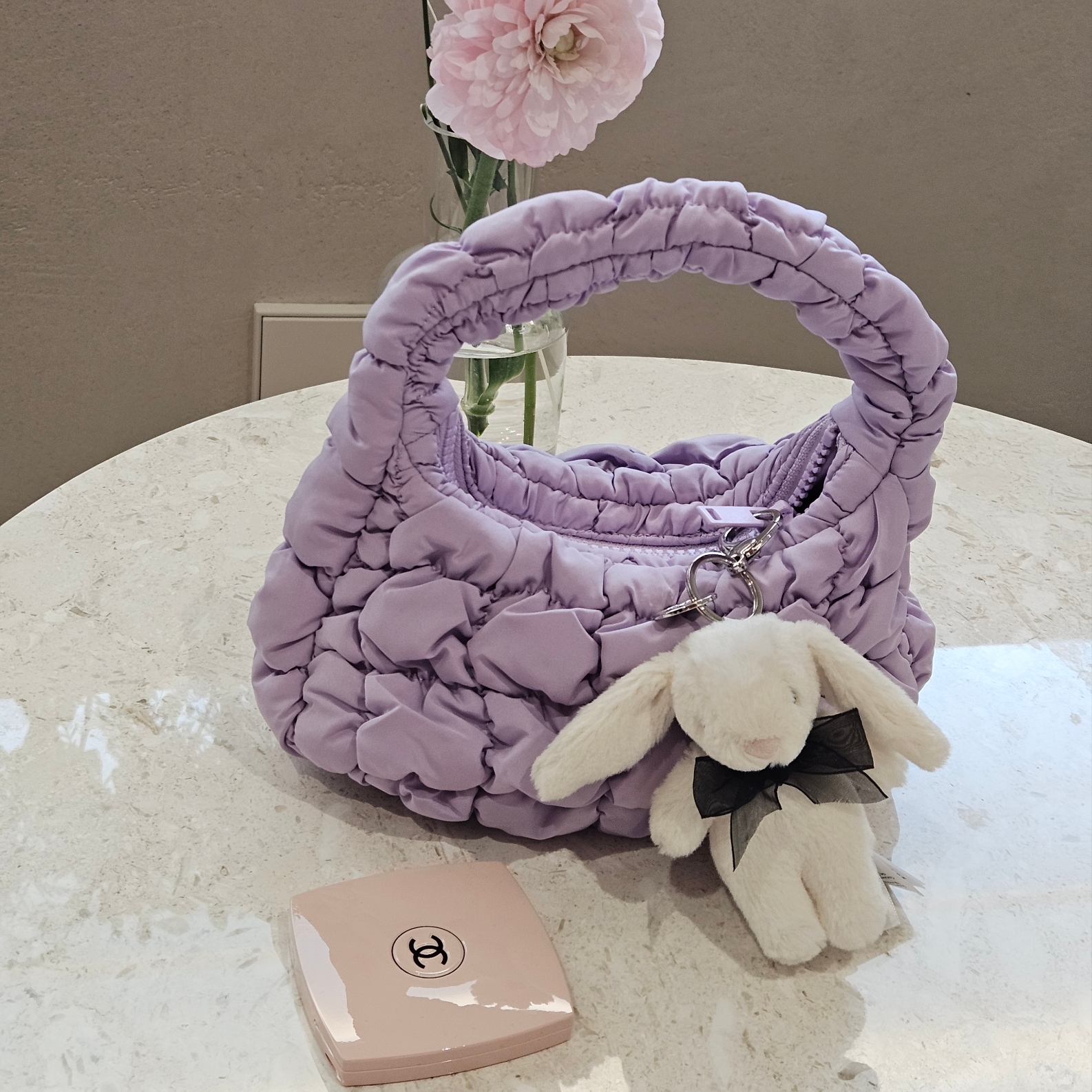 Chanel Codes Couleur Limited Edition Miroir Double Facettes 111 Ballerina, COS Quilted Micro Bag Purple 착용 스타일 - 1