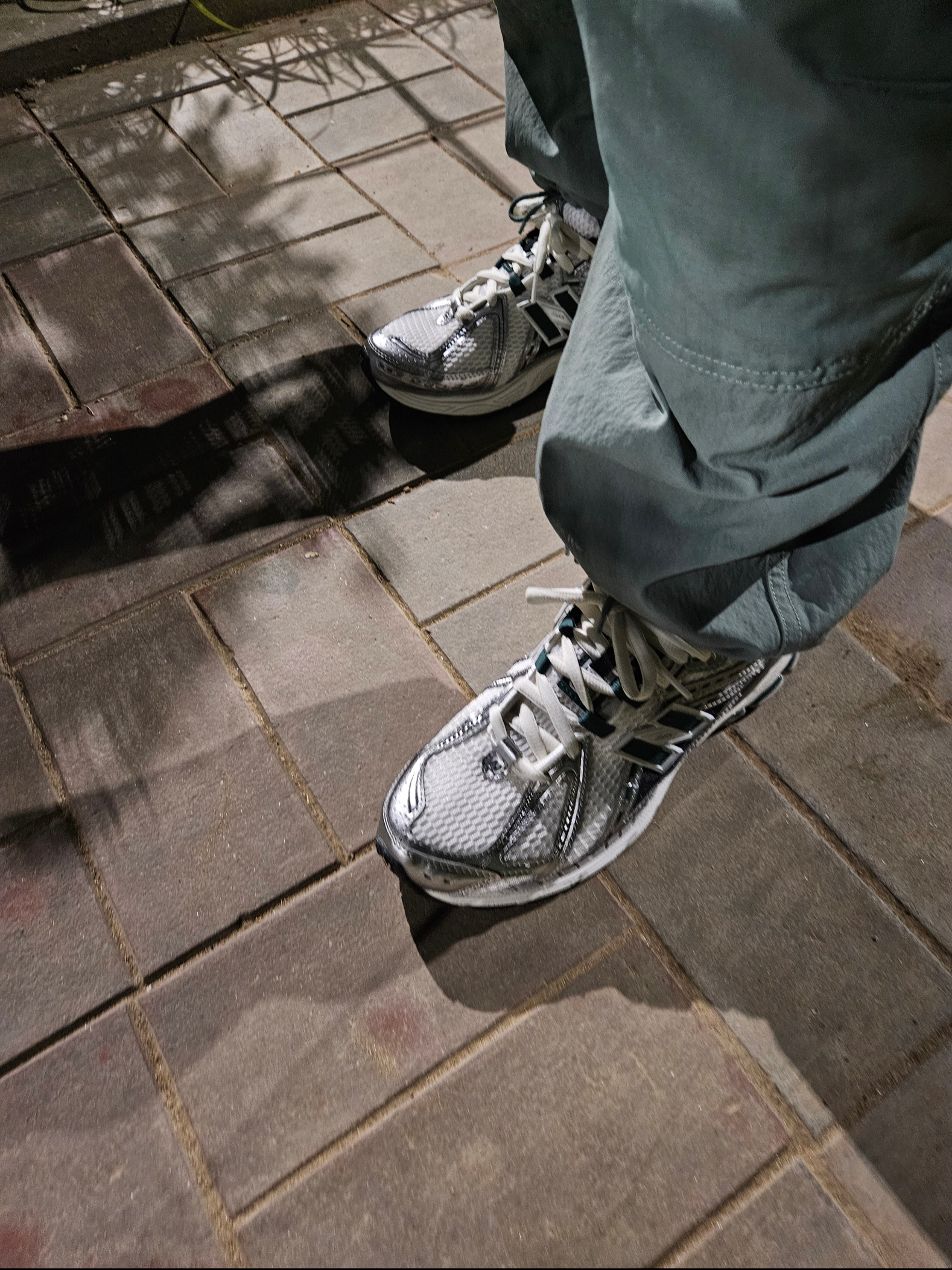 New Balance 1906R Silver Metallic Green 착용 스타일 - 5
