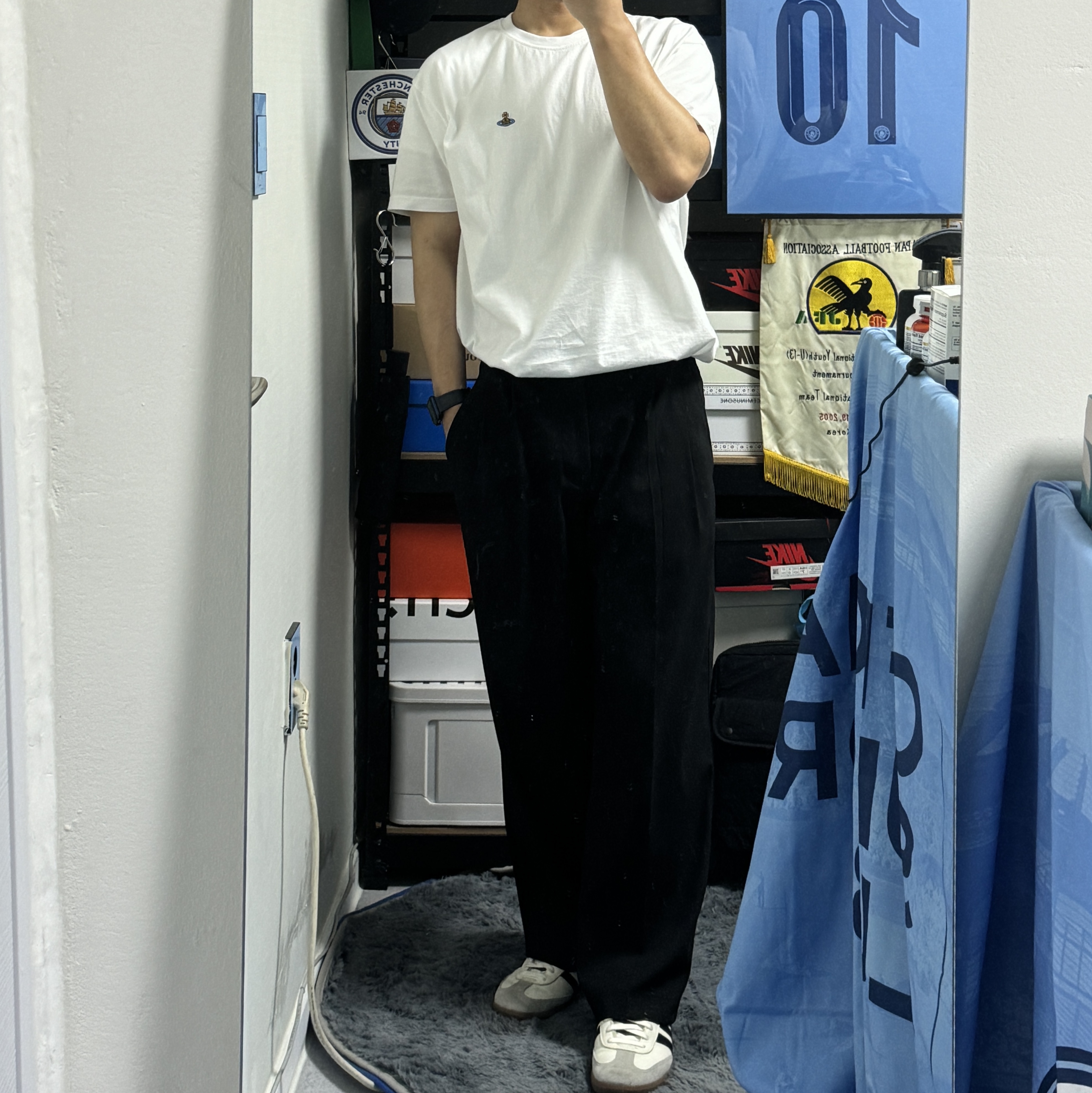 Vivienne Westwood Classic Logo T-Shirt White, Adidas x JJJJound Samba OG Off White Core Black 착용 스타일