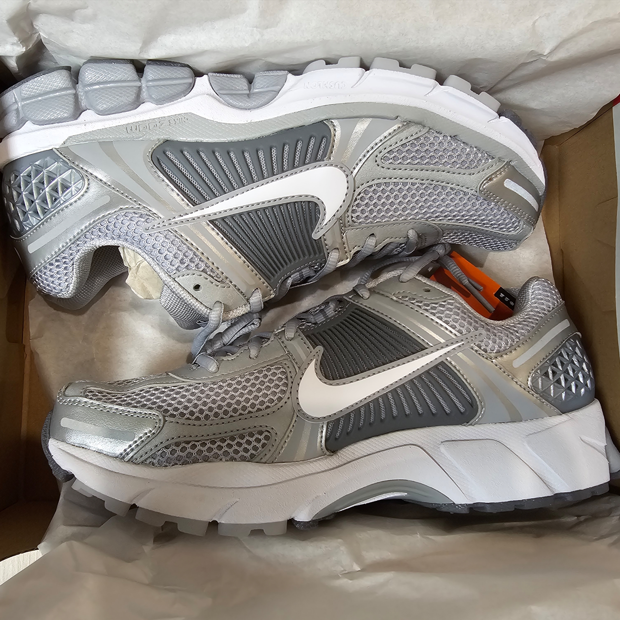 Nike Zoom Vomero 5 Wolf Grey White 착용 스타일 - 3