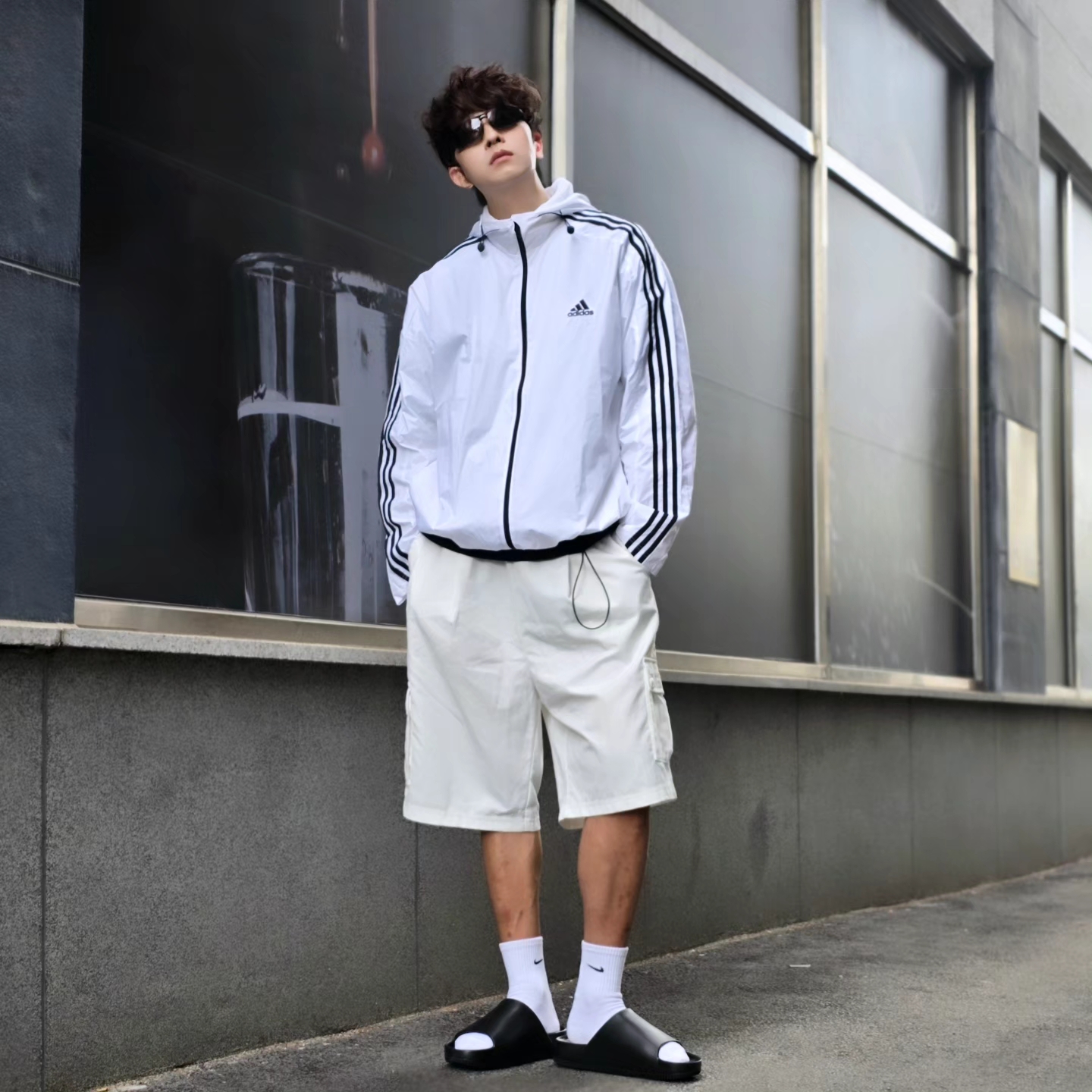 Adidas Essential 3S Woven Windbreaker Jacket White - KR Sizing, Adidas Adicolor Classics Trefoil T-Shirt Black - US Sizing 착용 스타일 - 3