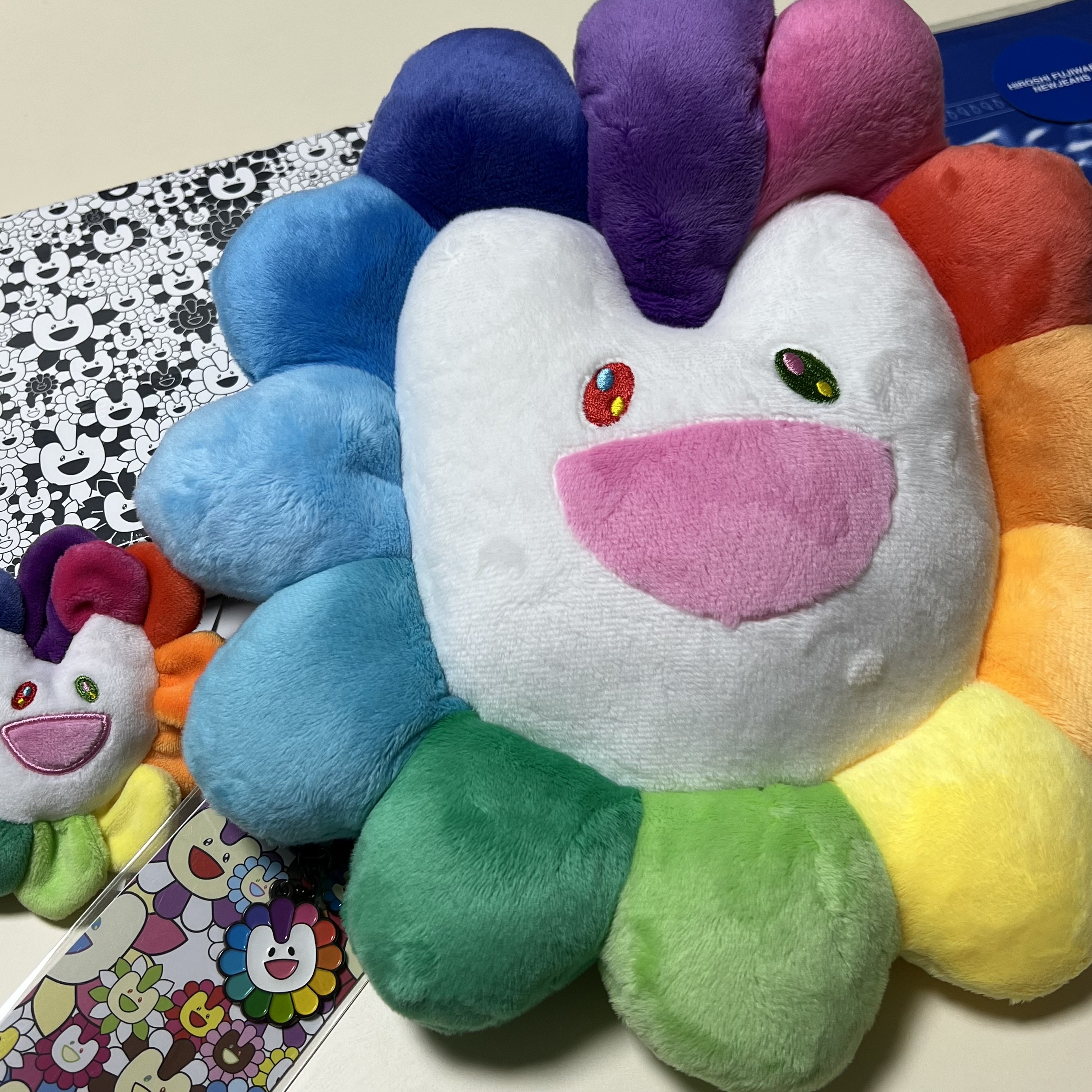 NewJeans x Murakami Cushion 30cm, NewJeans x Murakami Metal Keyring Flower 착용 스타일