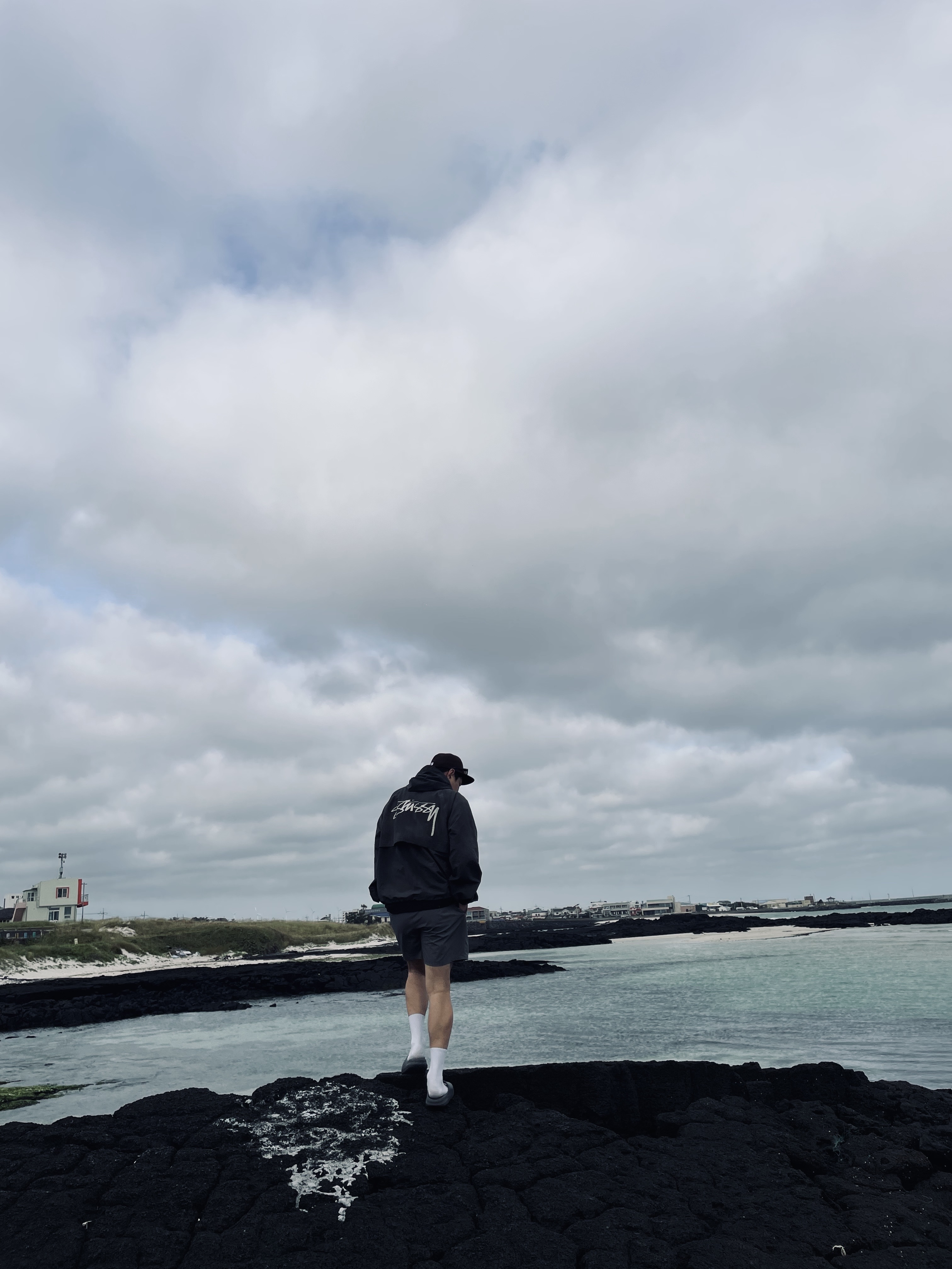 Stussy Wave Dye Beach Shell Jacket Black, Adidas Yeezy Slide Slate Grey 착용 스타일