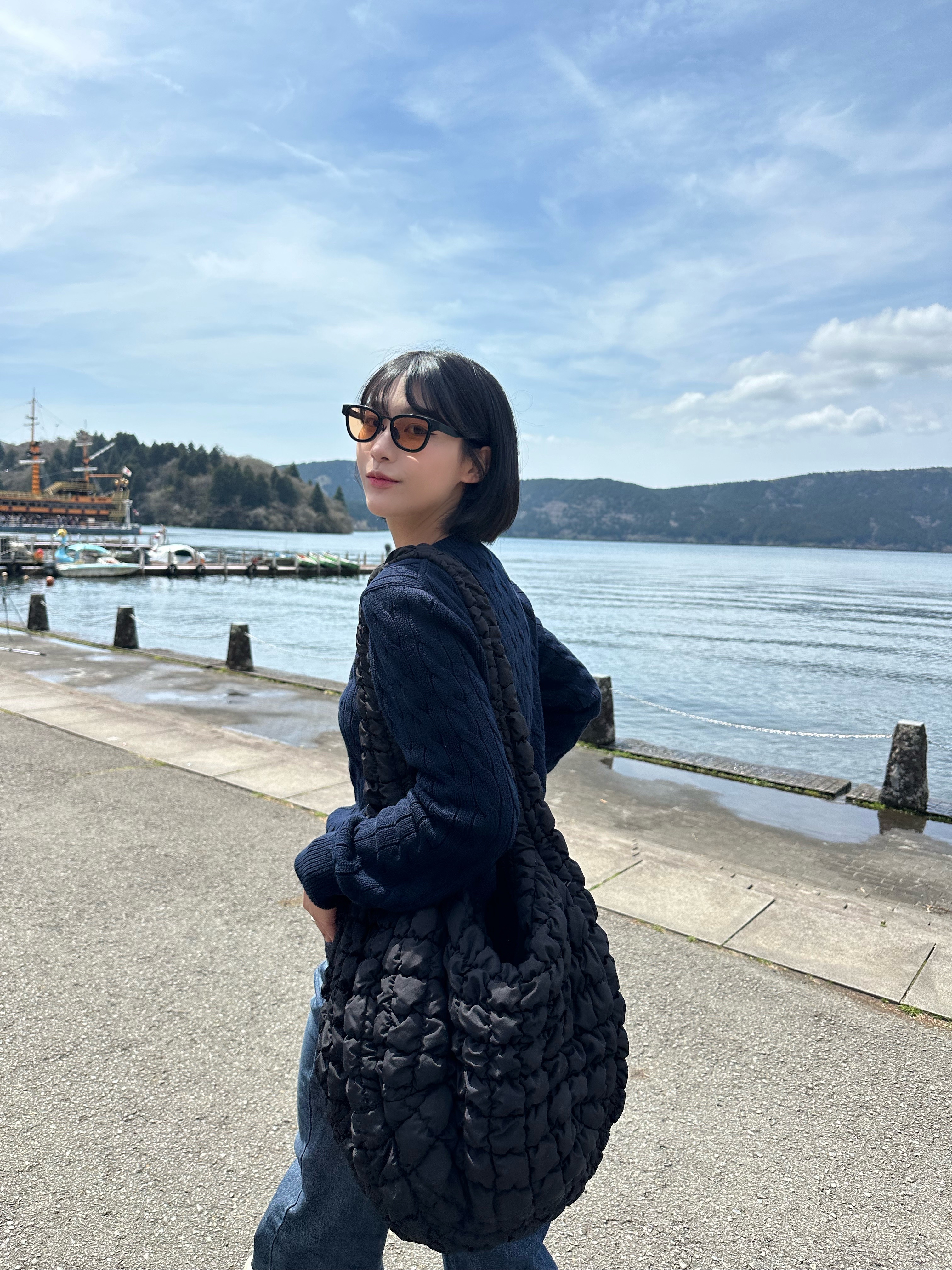 Stussy Ace Sunglasses Black Brown Lens, COS Quilted Oversized Shoulder Bag Black 착용 스타일 - 1