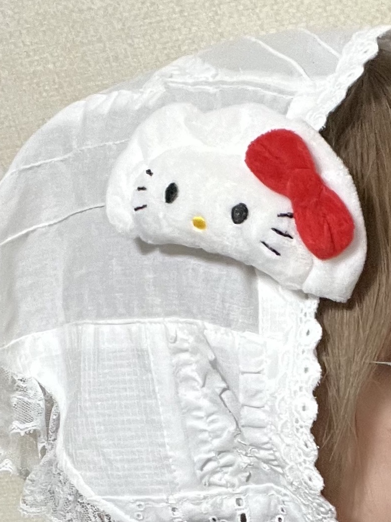 Open Yy x Hello Kitty T-Shirt Black, Crocs Classic Crush Clog Black 착용 스타일 - 3